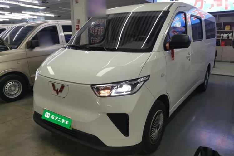 Used Wuling Yangguang 2024 300KM Comfort Version Passenger Van 75kW