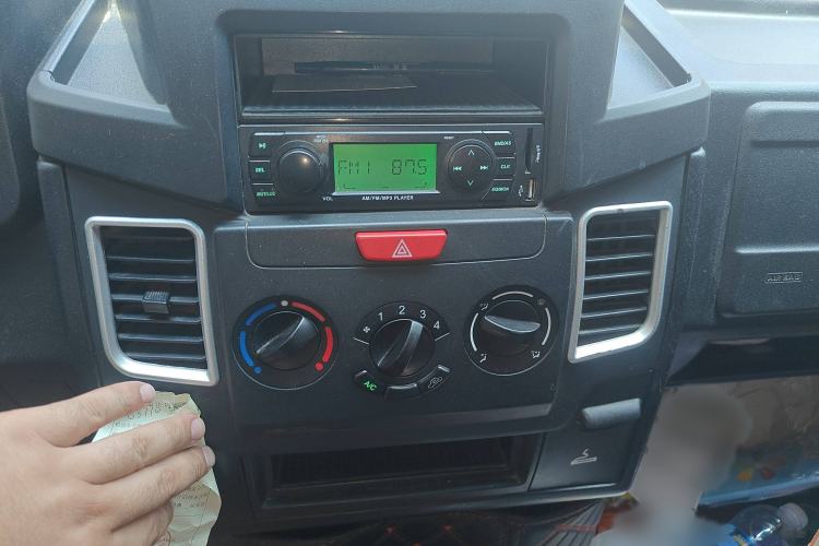 Used Iveco Daily 2020 2.5T A35 Passenger Van with Dual Tires Mid-Roof Design 5-9 Seater Side-Sliding Door China V Emission Standard
