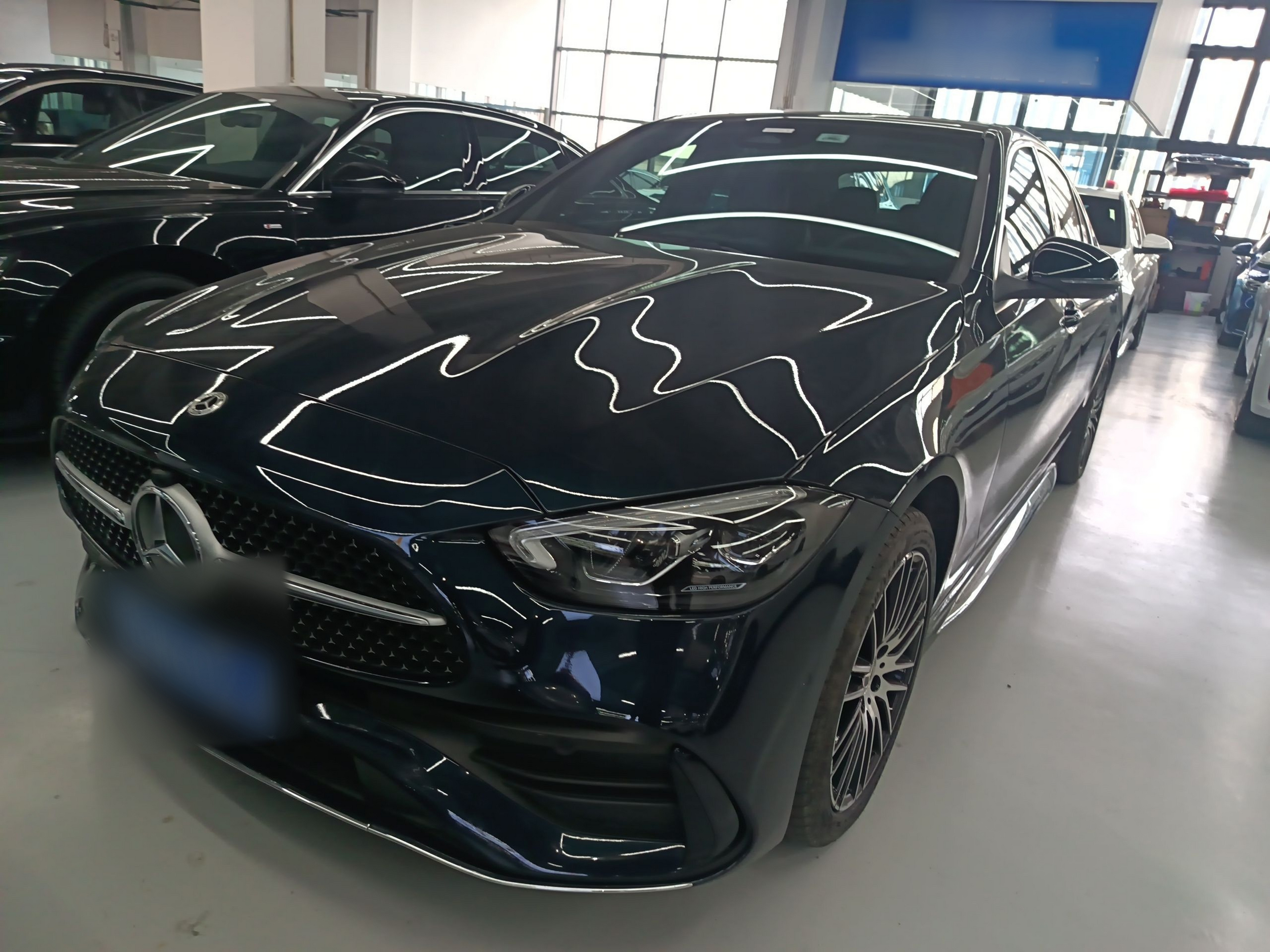 Под передней частью автомобиля