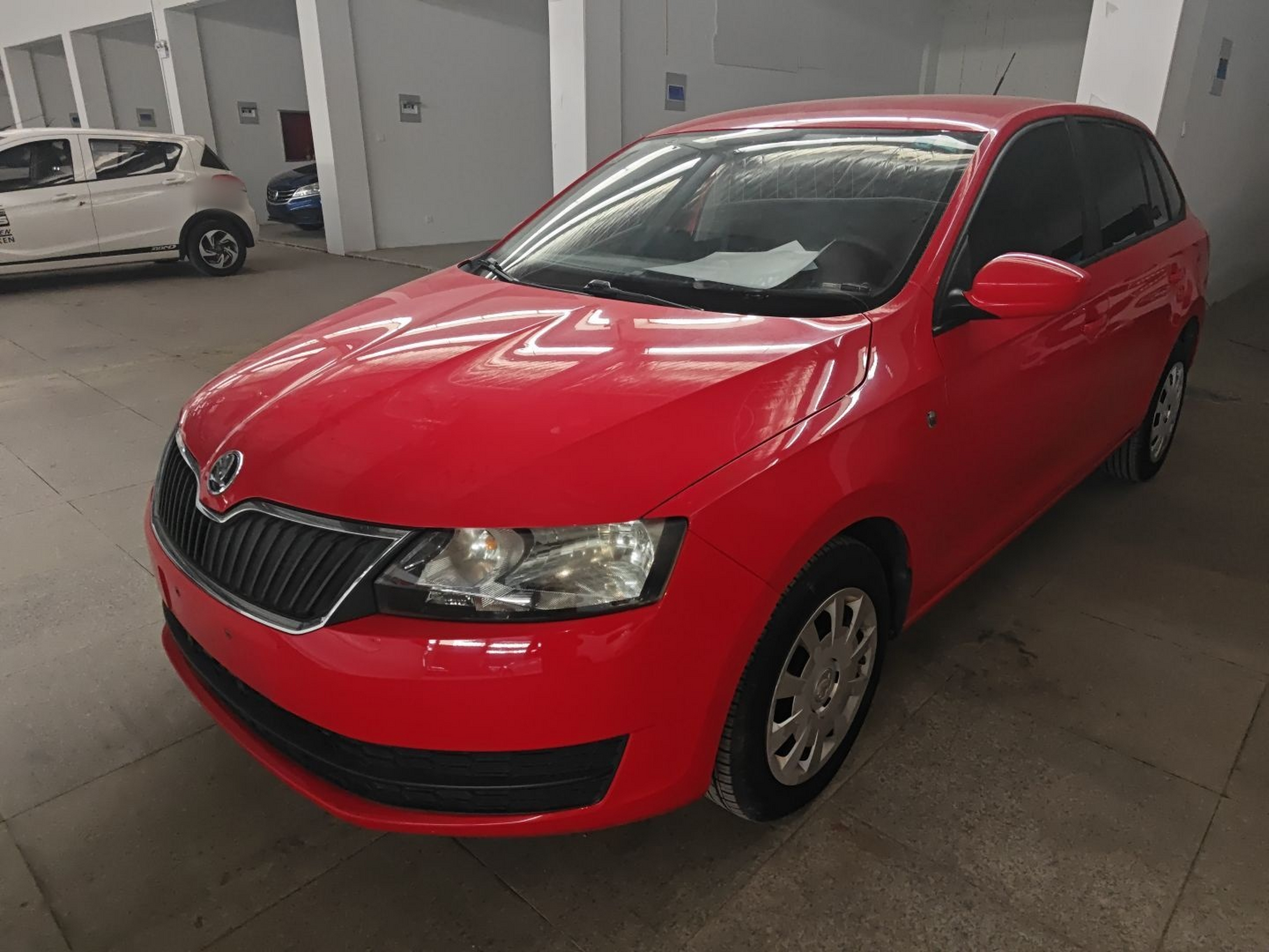 تحت مقدمة السيارة