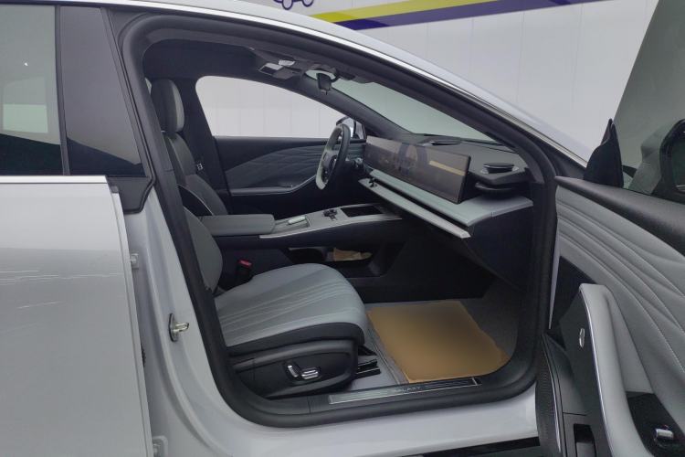 Used  E8 2024 550 km Range Rear-Drive MAX
