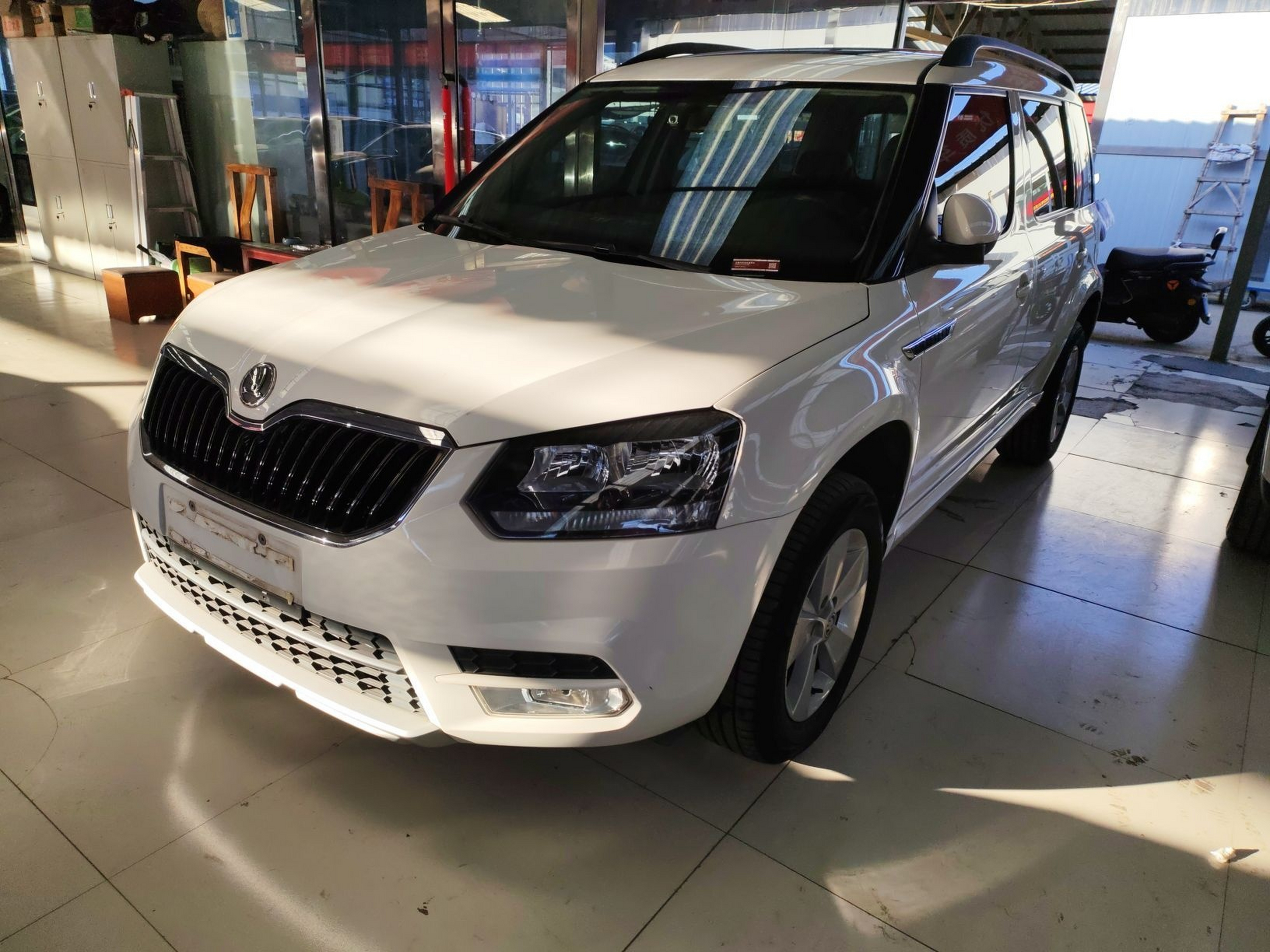 تحت مقدمة السيارة