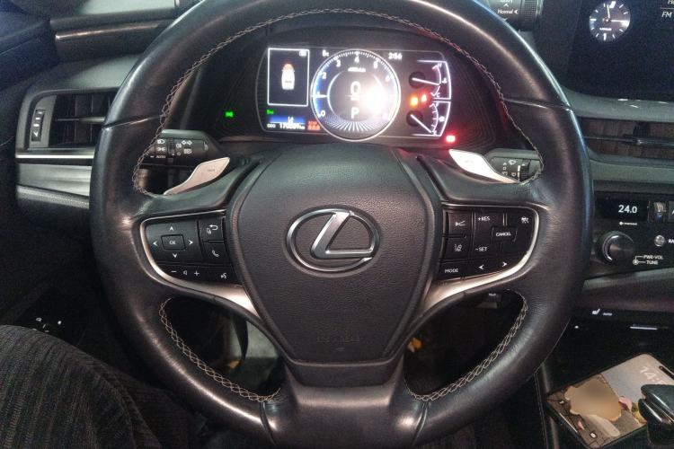 Used Lexus ES 2018 260 Excellence Edition China VI Standard
