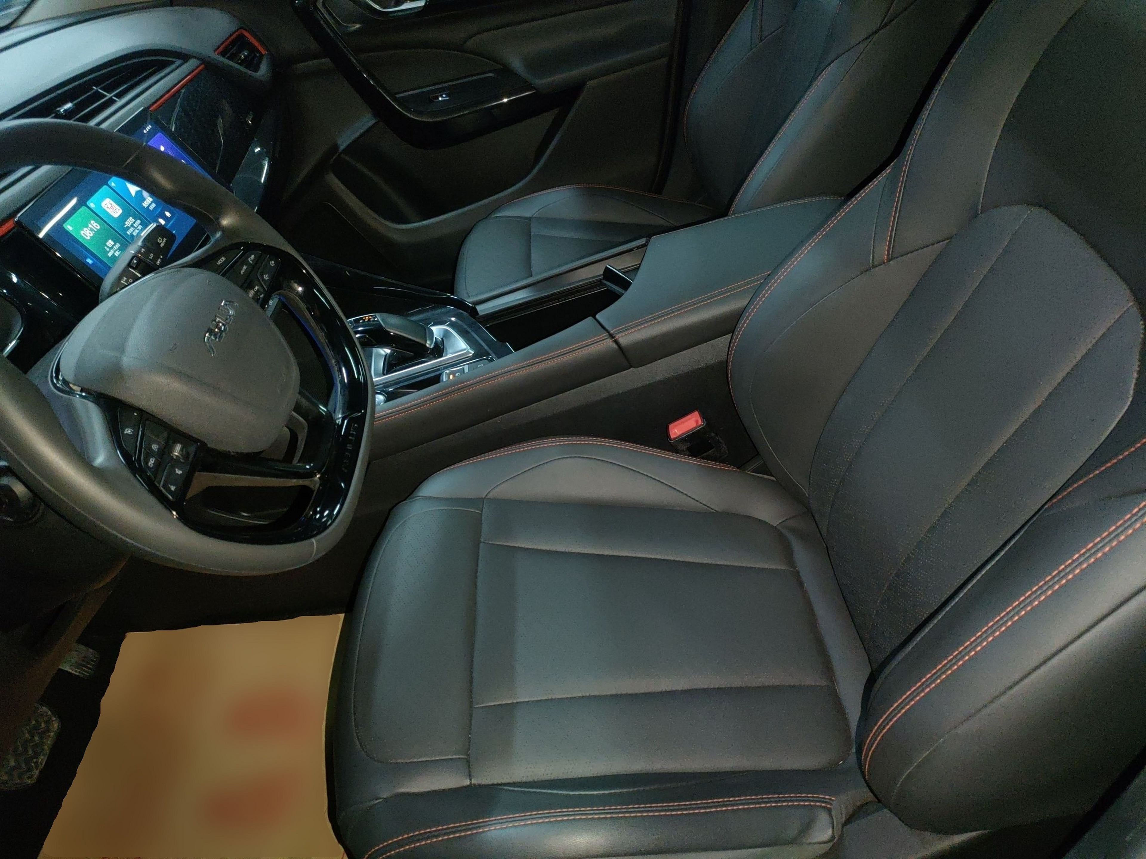 المقاعد الأمامية داخل السيارة