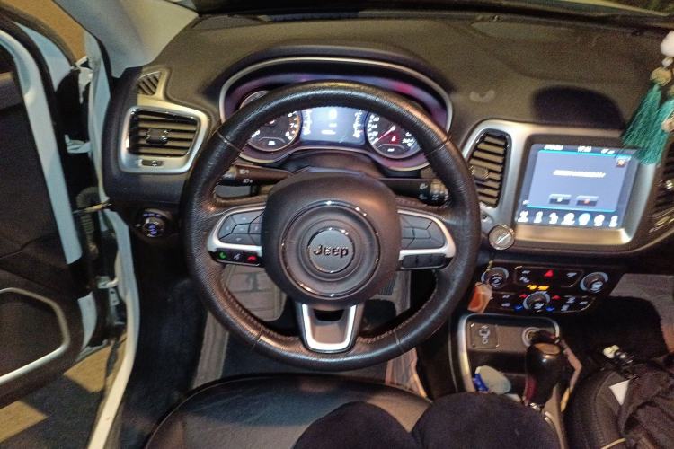 Used  Compass 2017 200T Automatic Family Edition
