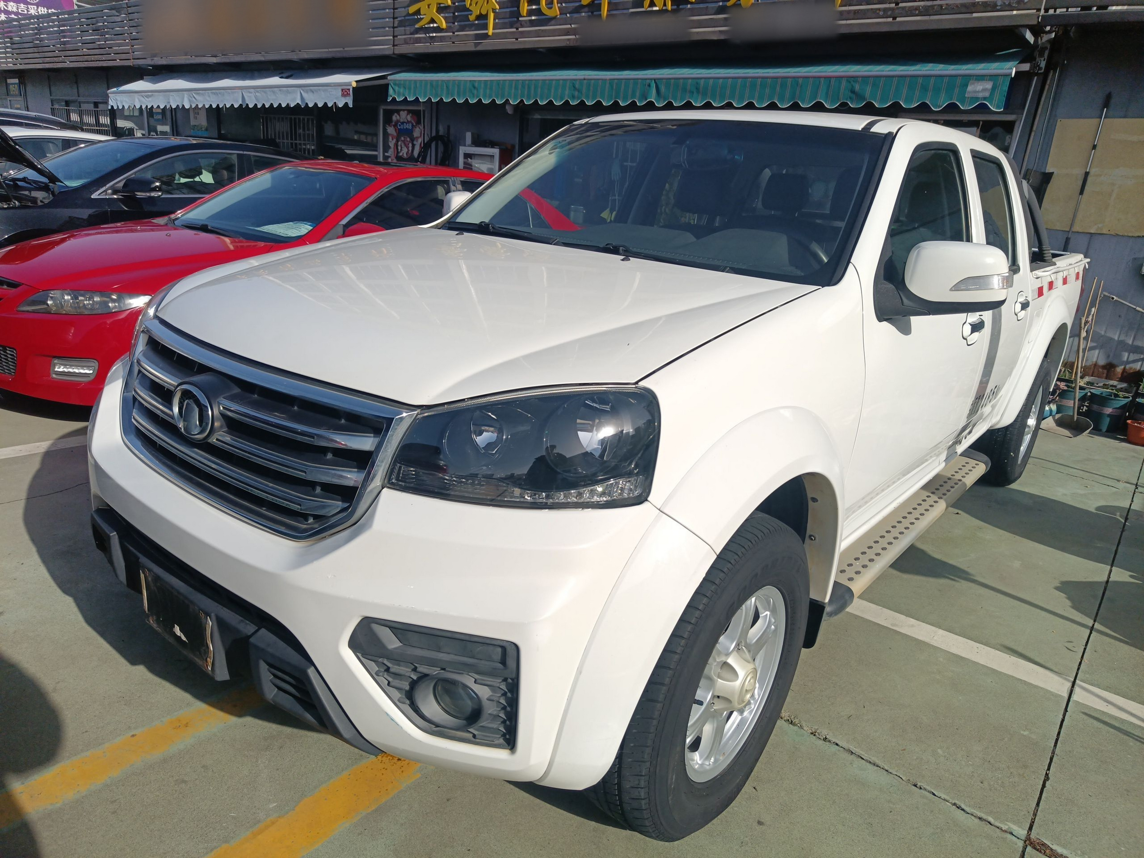 Под передней частью автомобиля