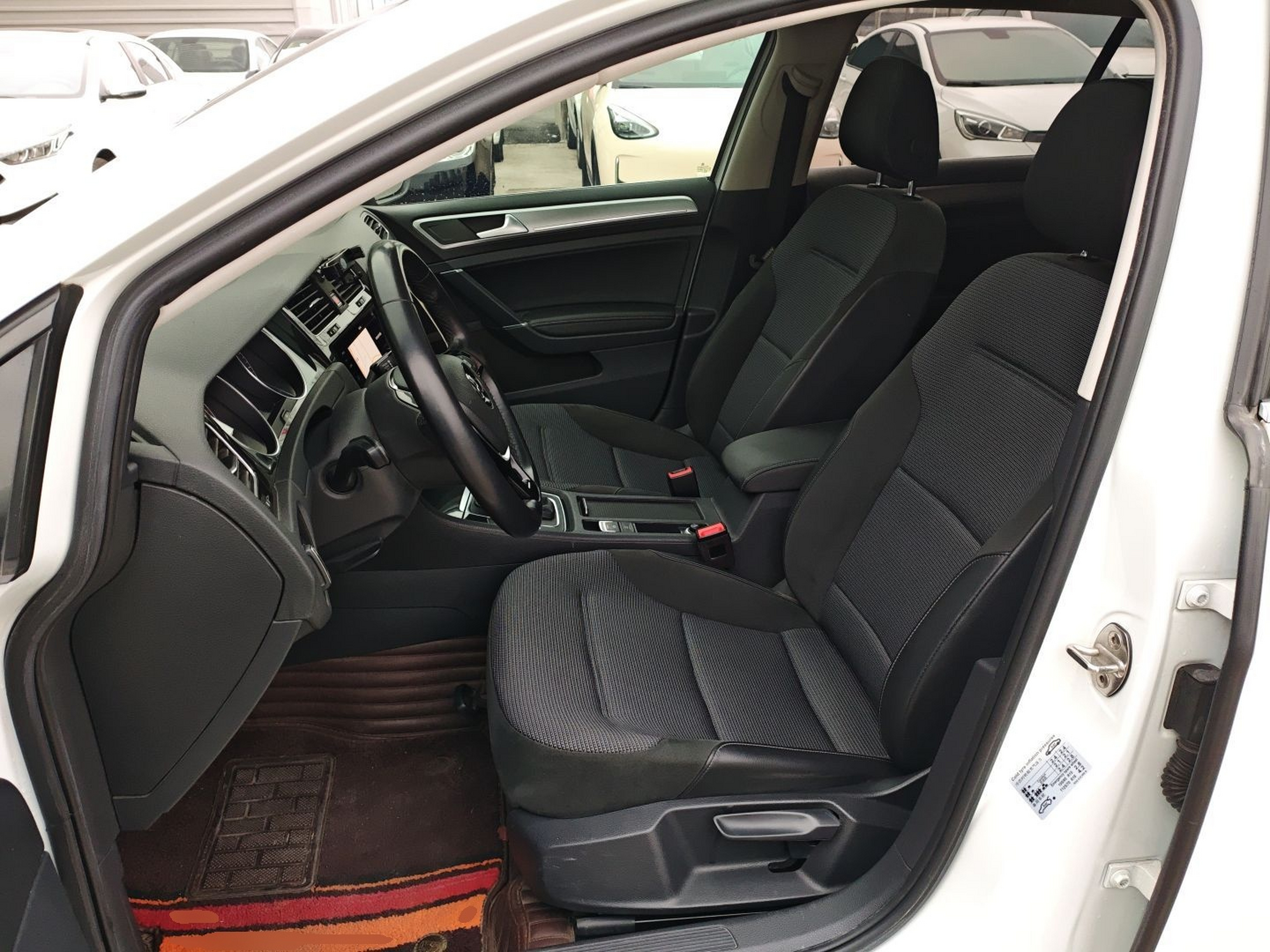 Переднее сиденье в автомобиле