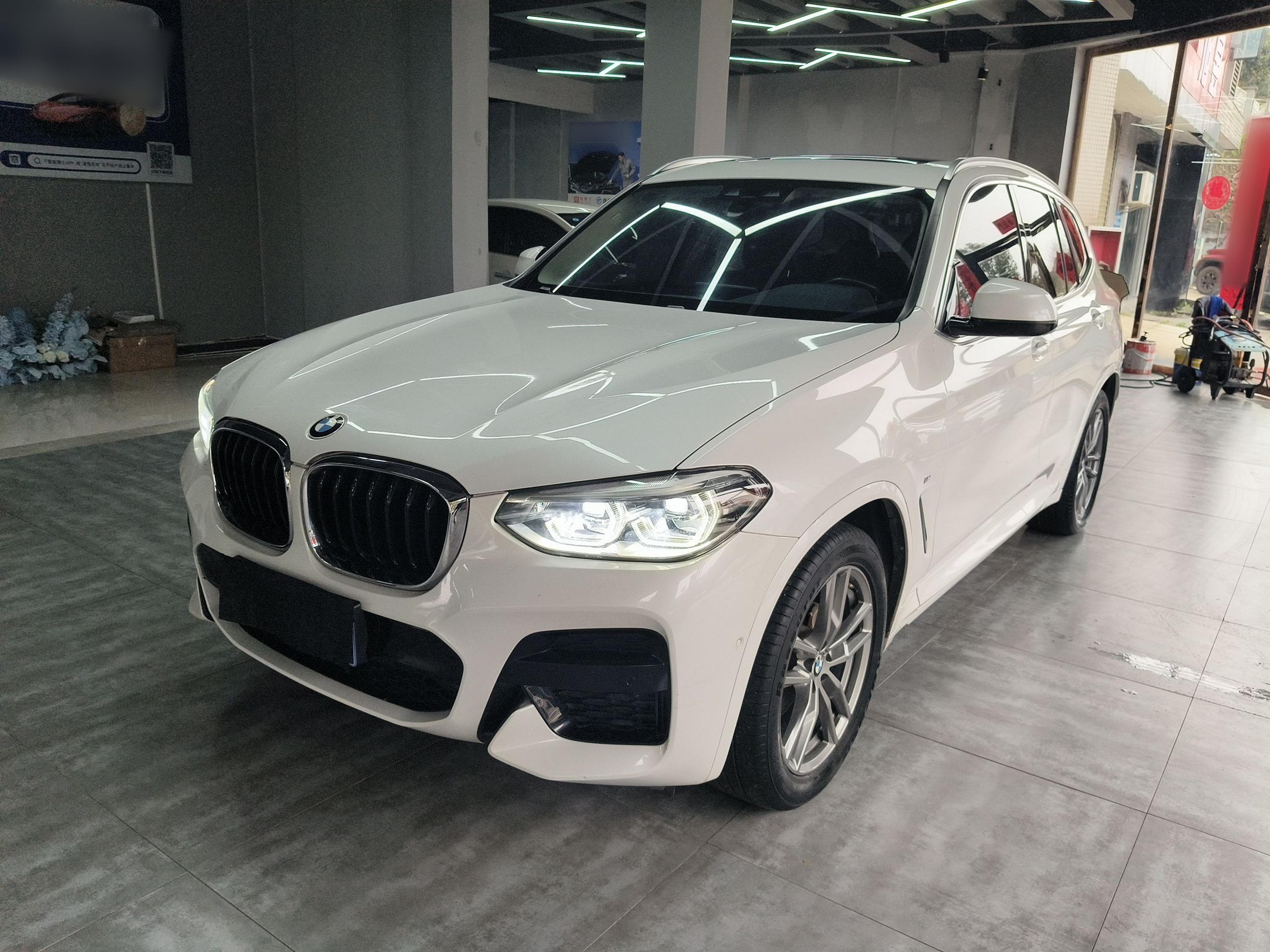 تحت مقدمة السيارة