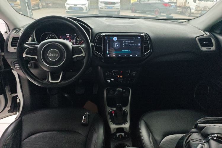 Used  Compass 2017 200T Automatic Family Edition
