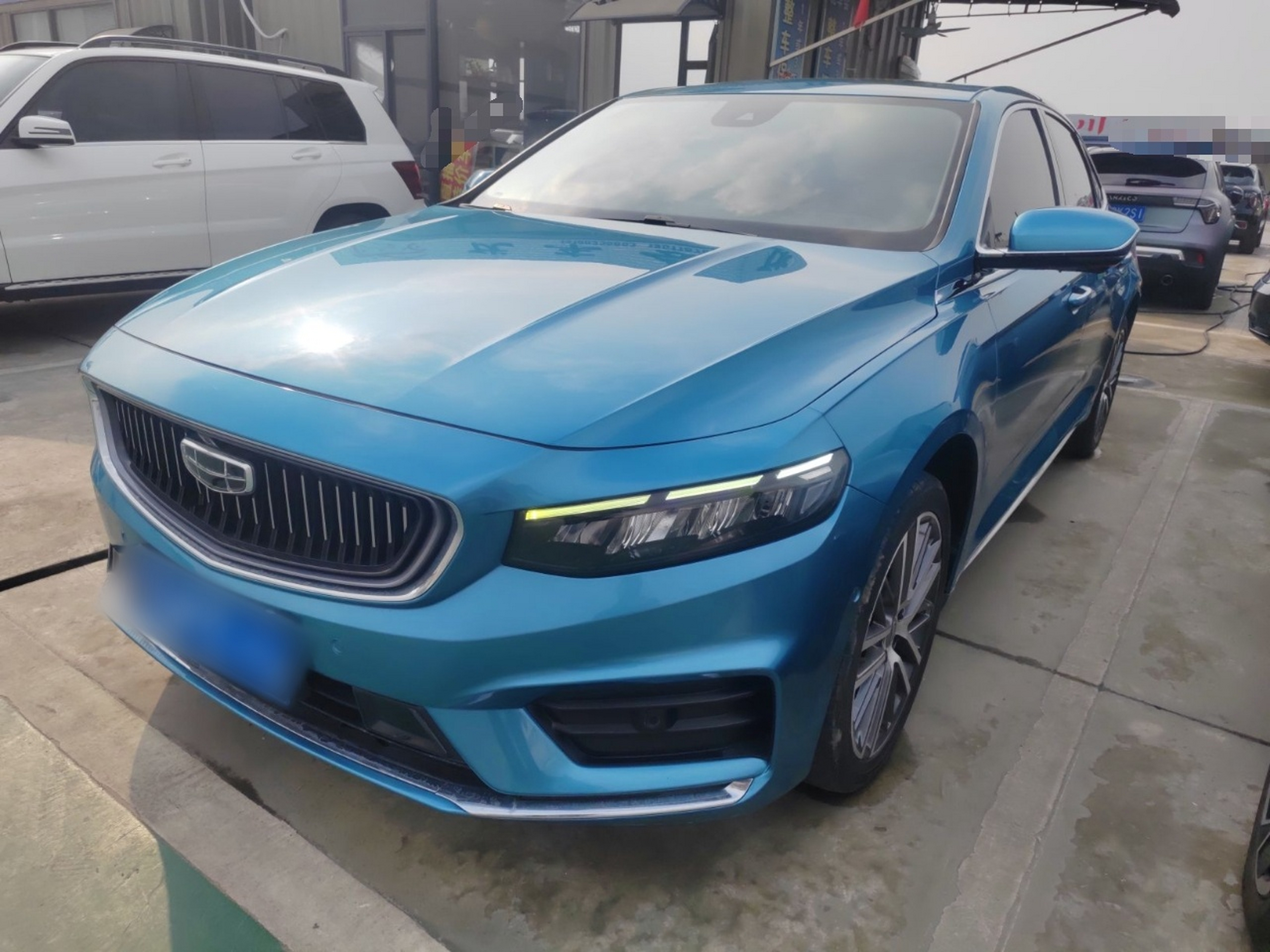 تحت مقدمة السيارة