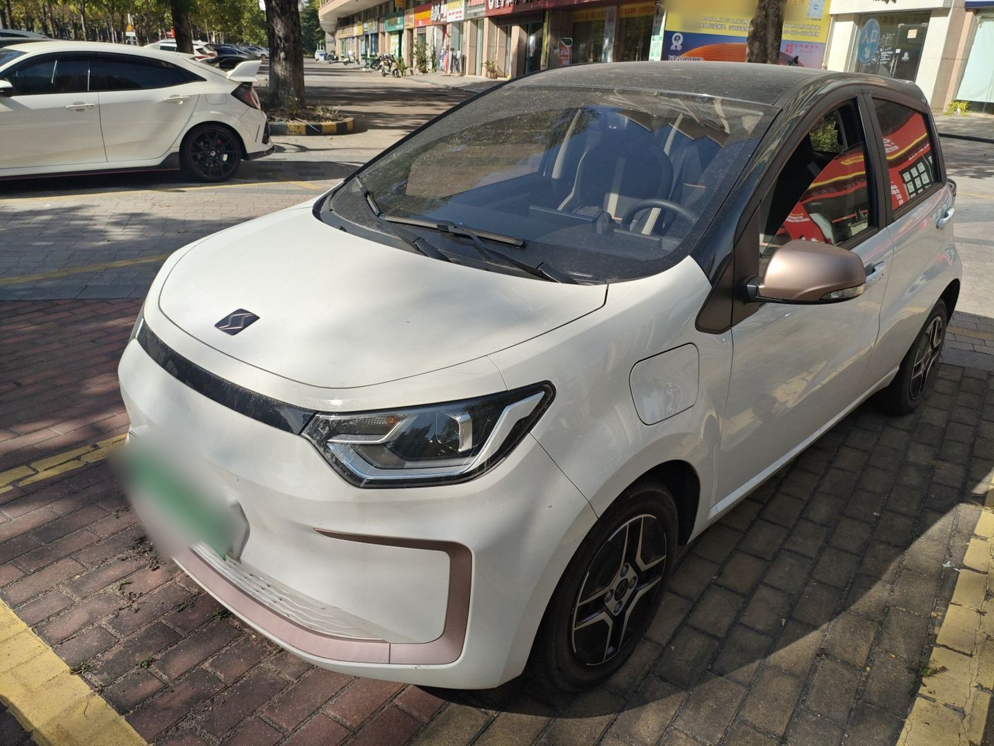 Под передней частью автомобиля