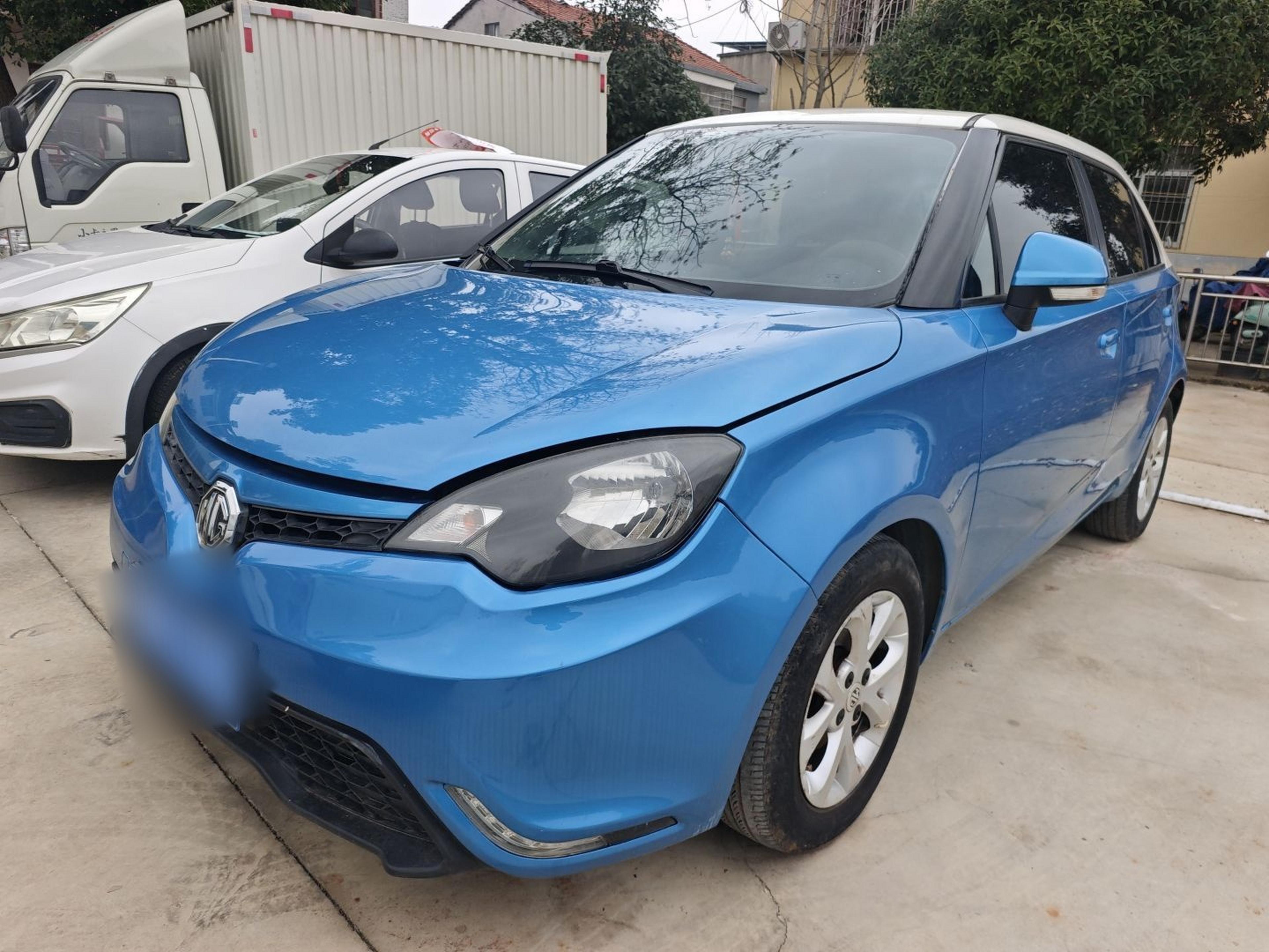 Под передней частью автомобиля