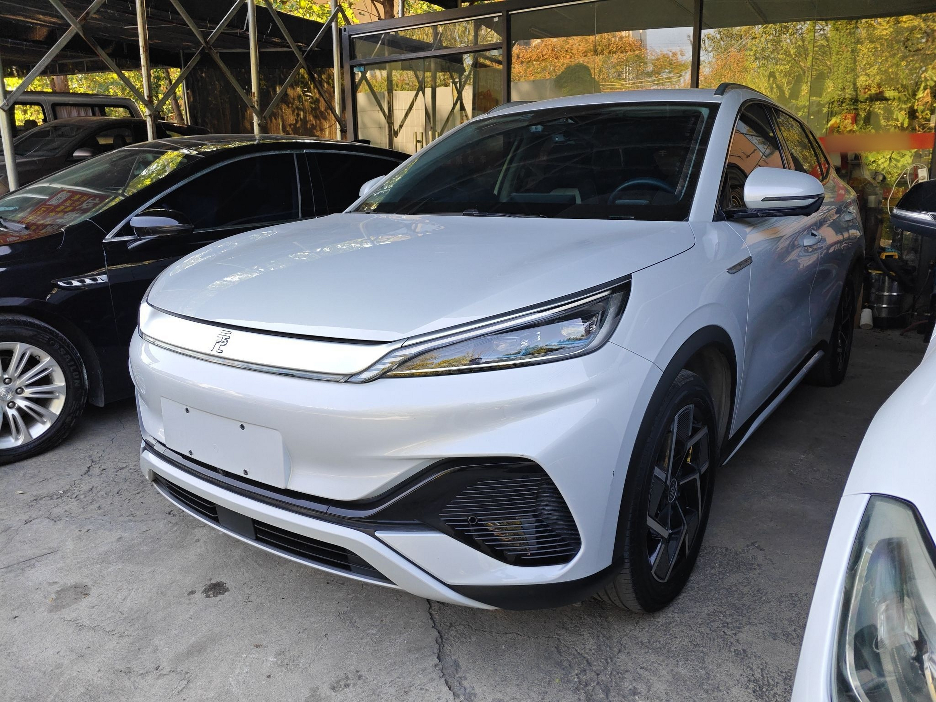 Под передней частью автомобиля