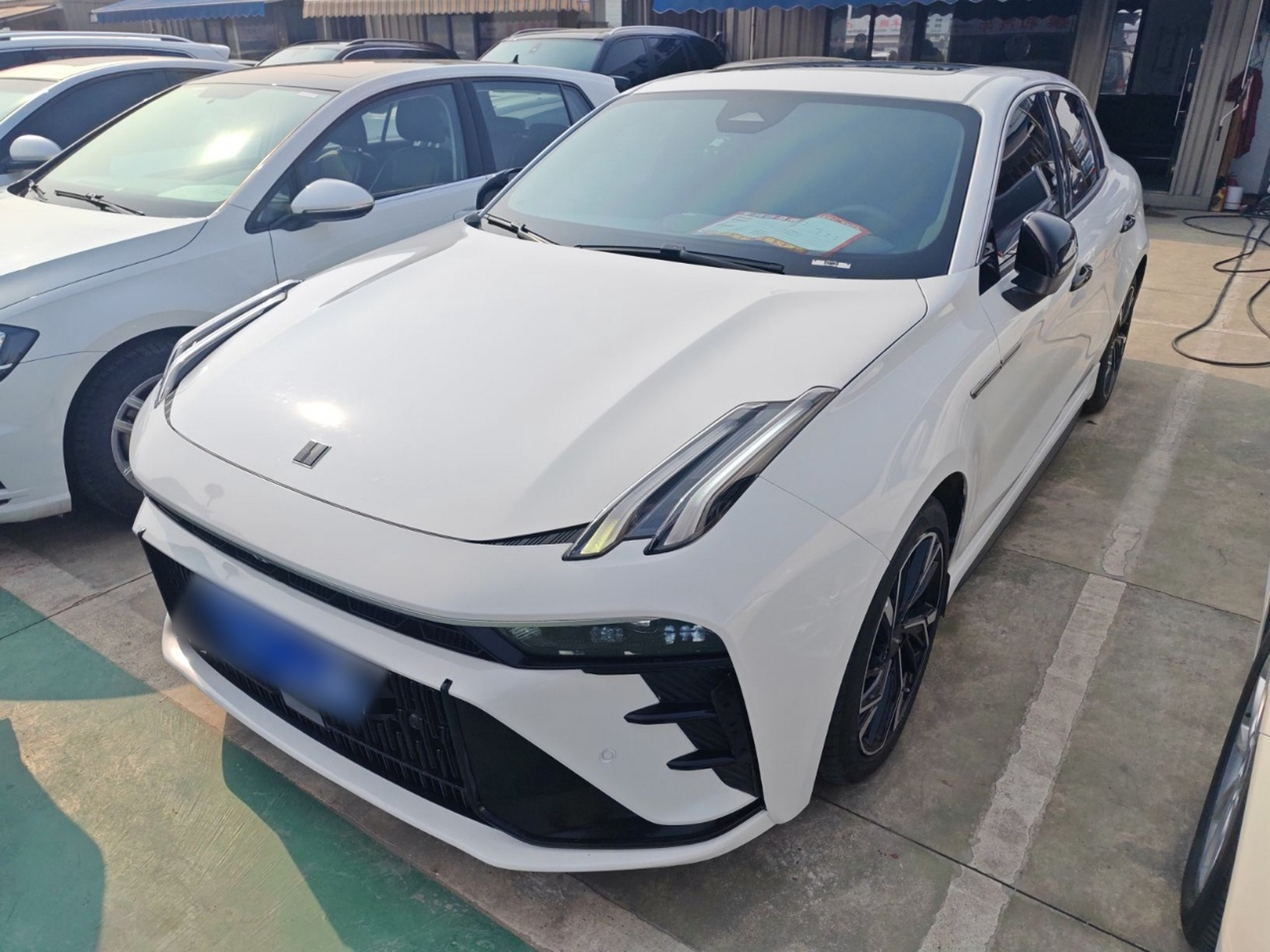 تحت مقدمة السيارة