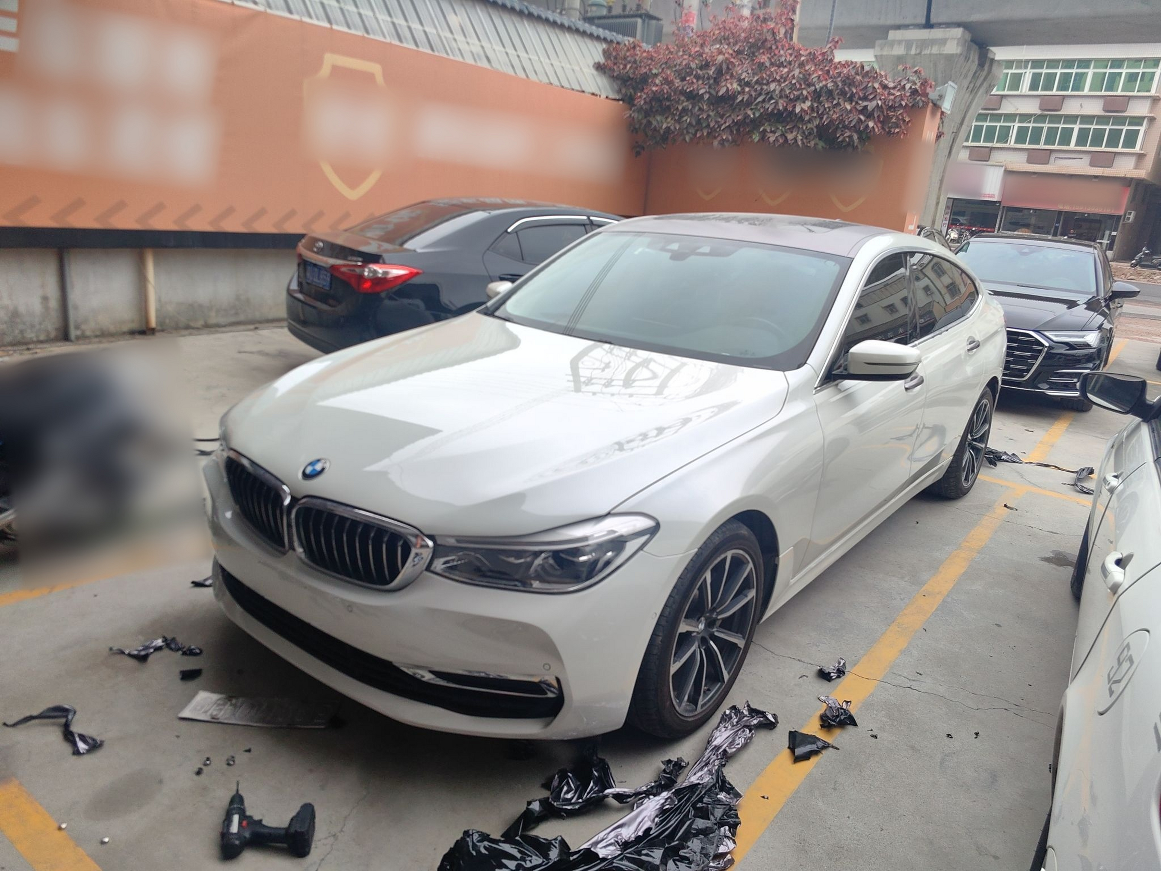 تحت مقدمة السيارة