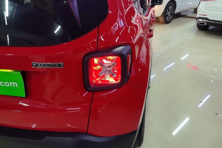 Used  Renegade 2019 220T Automatic Elite Edition
