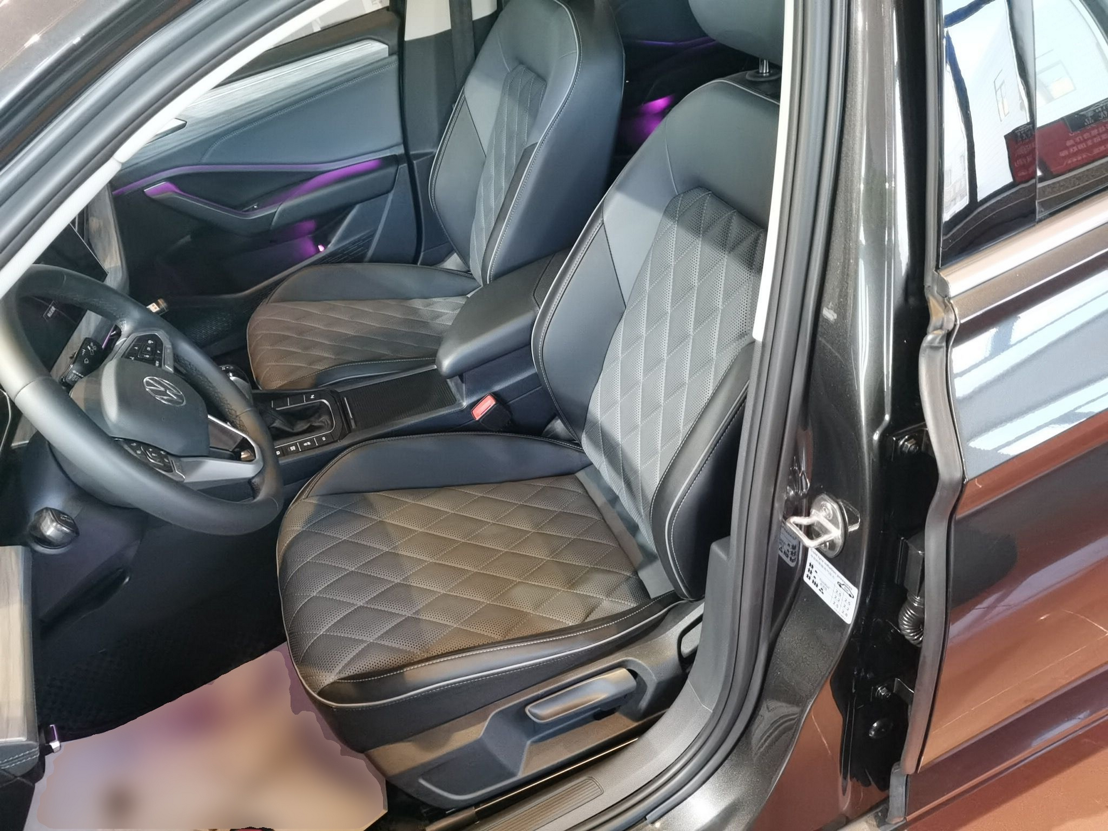 المقاعد الأمامية داخل السيارة