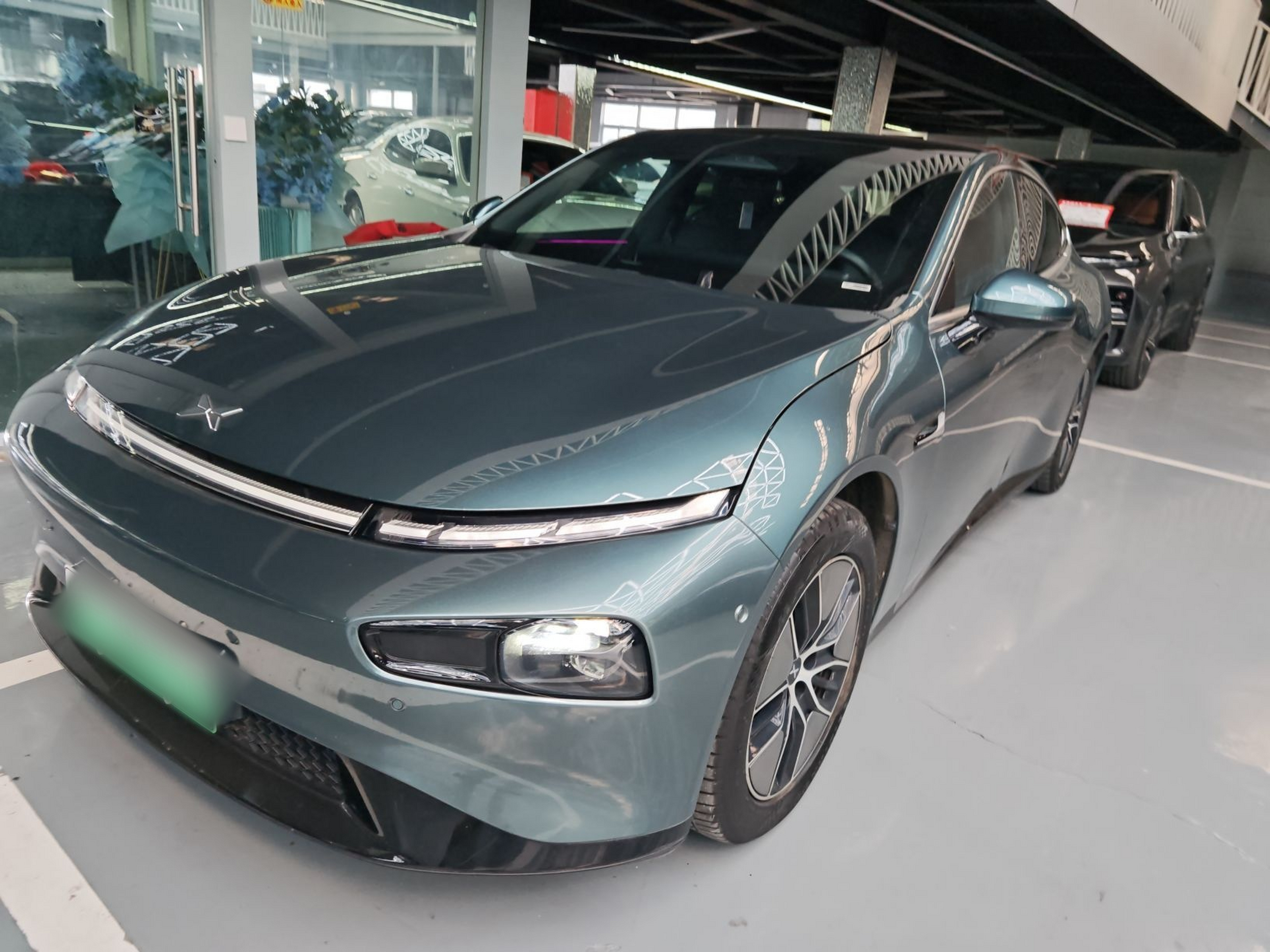 Под передней частью автомобиля