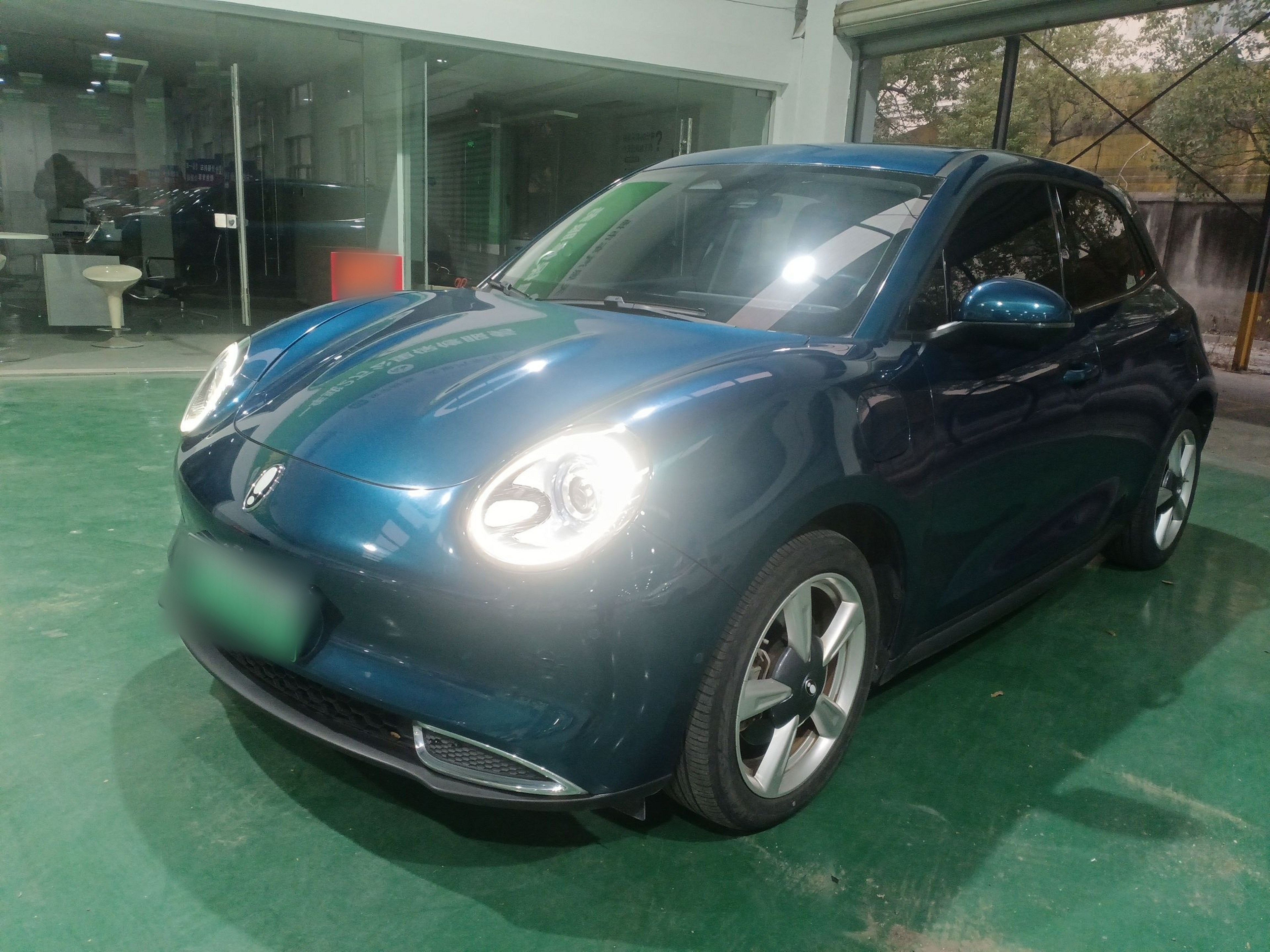 Под передней частью автомобиля