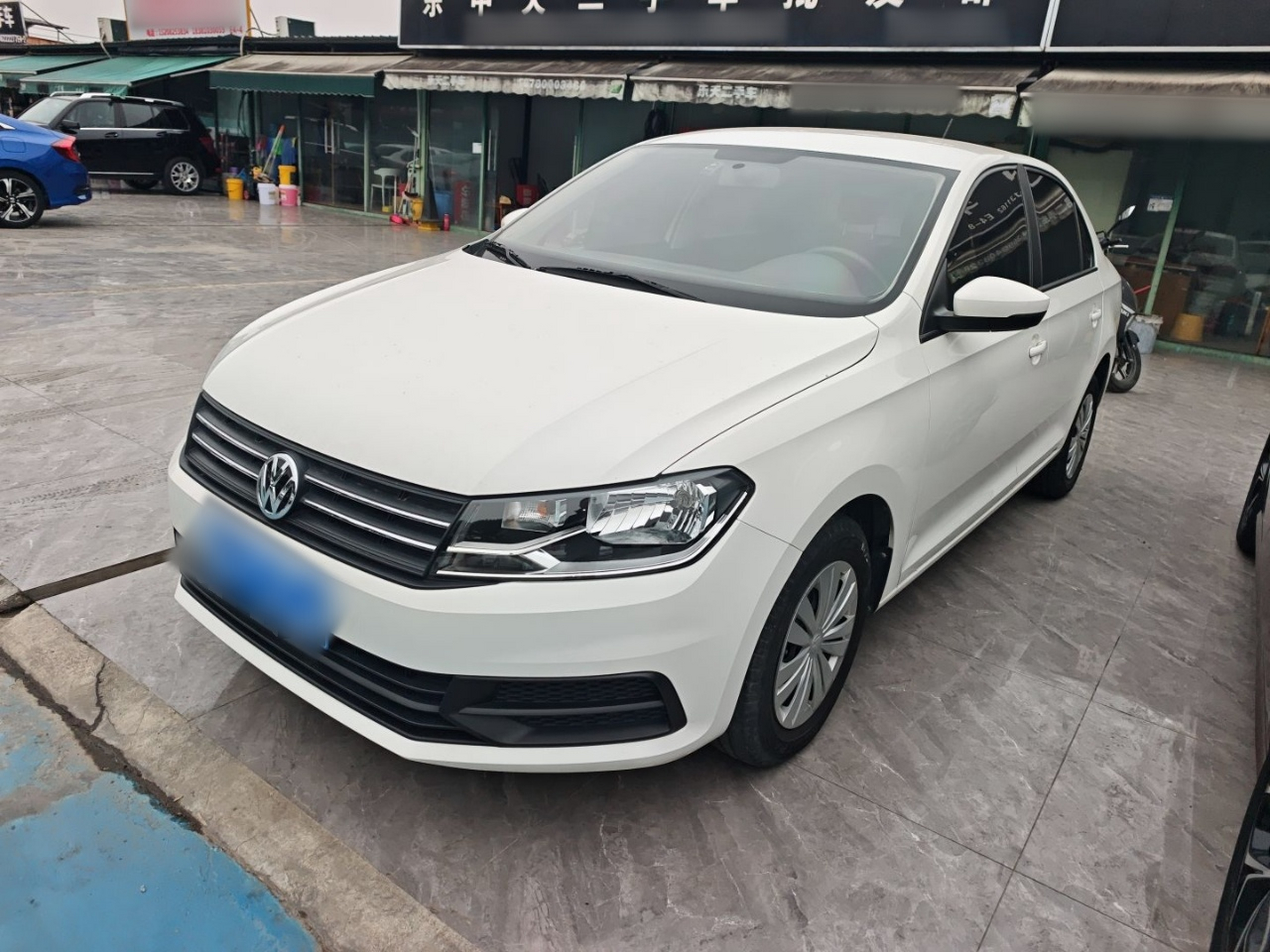 تحت مقدمة السيارة