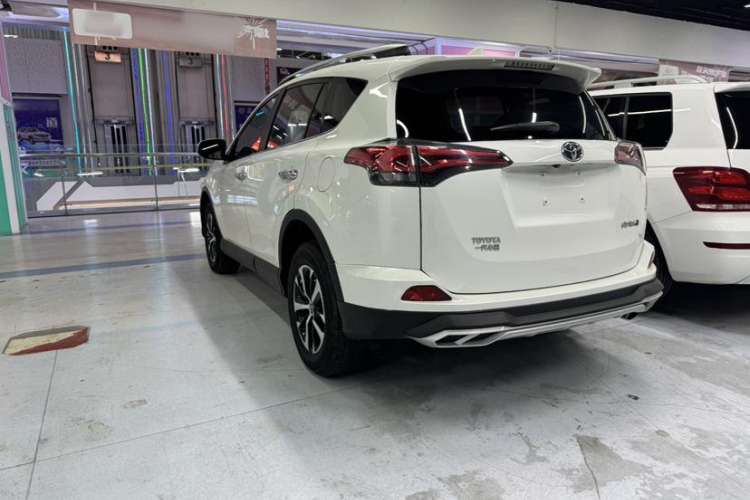 Used Toyota RAV4 2019 2.0L CVT Two-Wheel Drive Luxury Version China VI Standard
