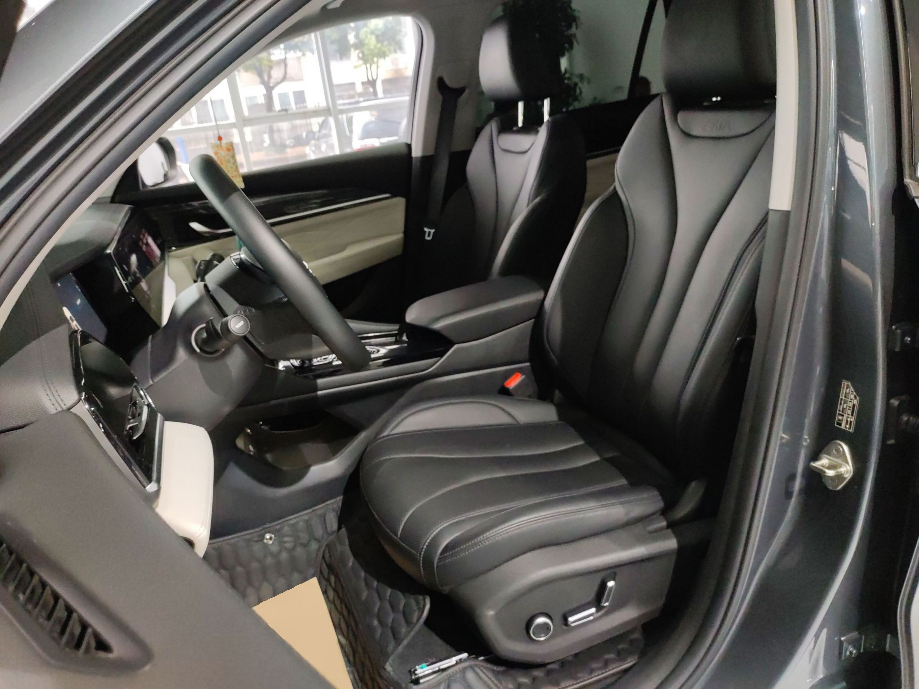 Переднее сиденье в автомобиле