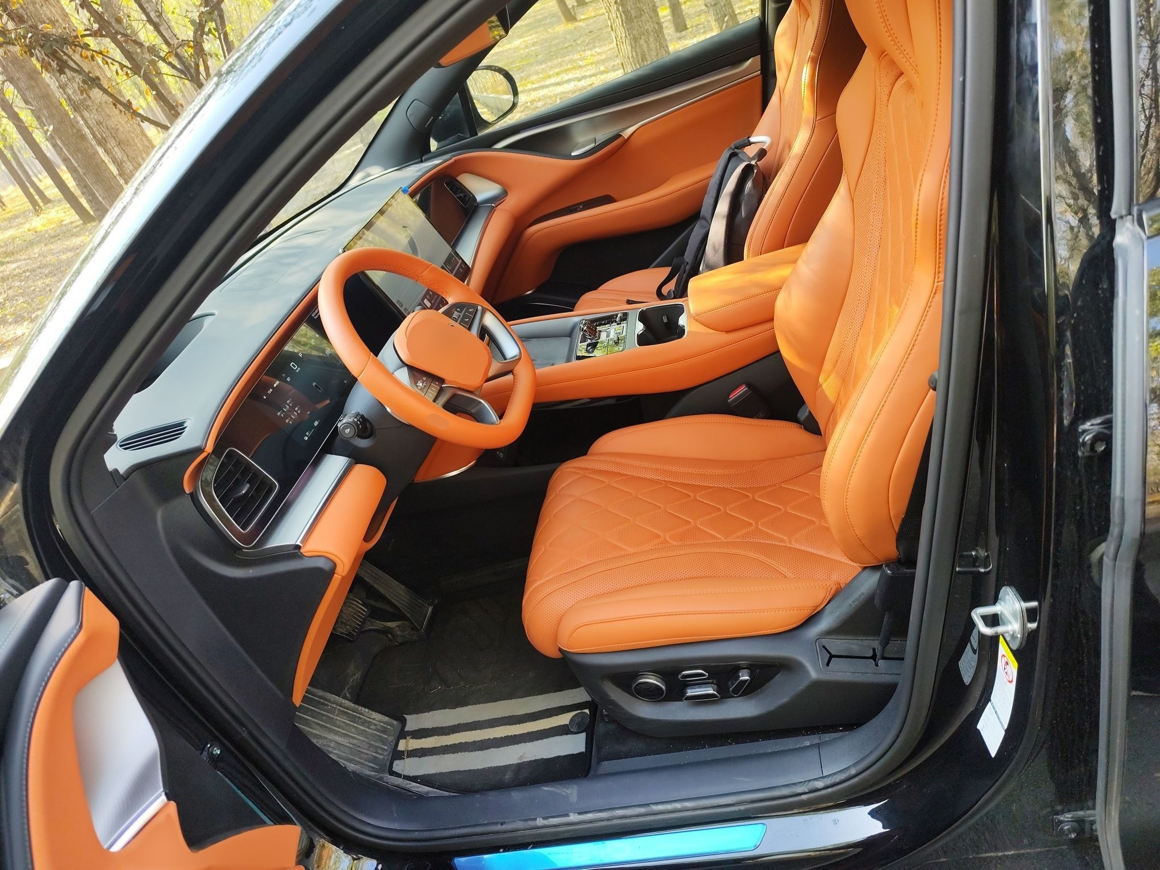 المقاعد الأمامية داخل السيارة