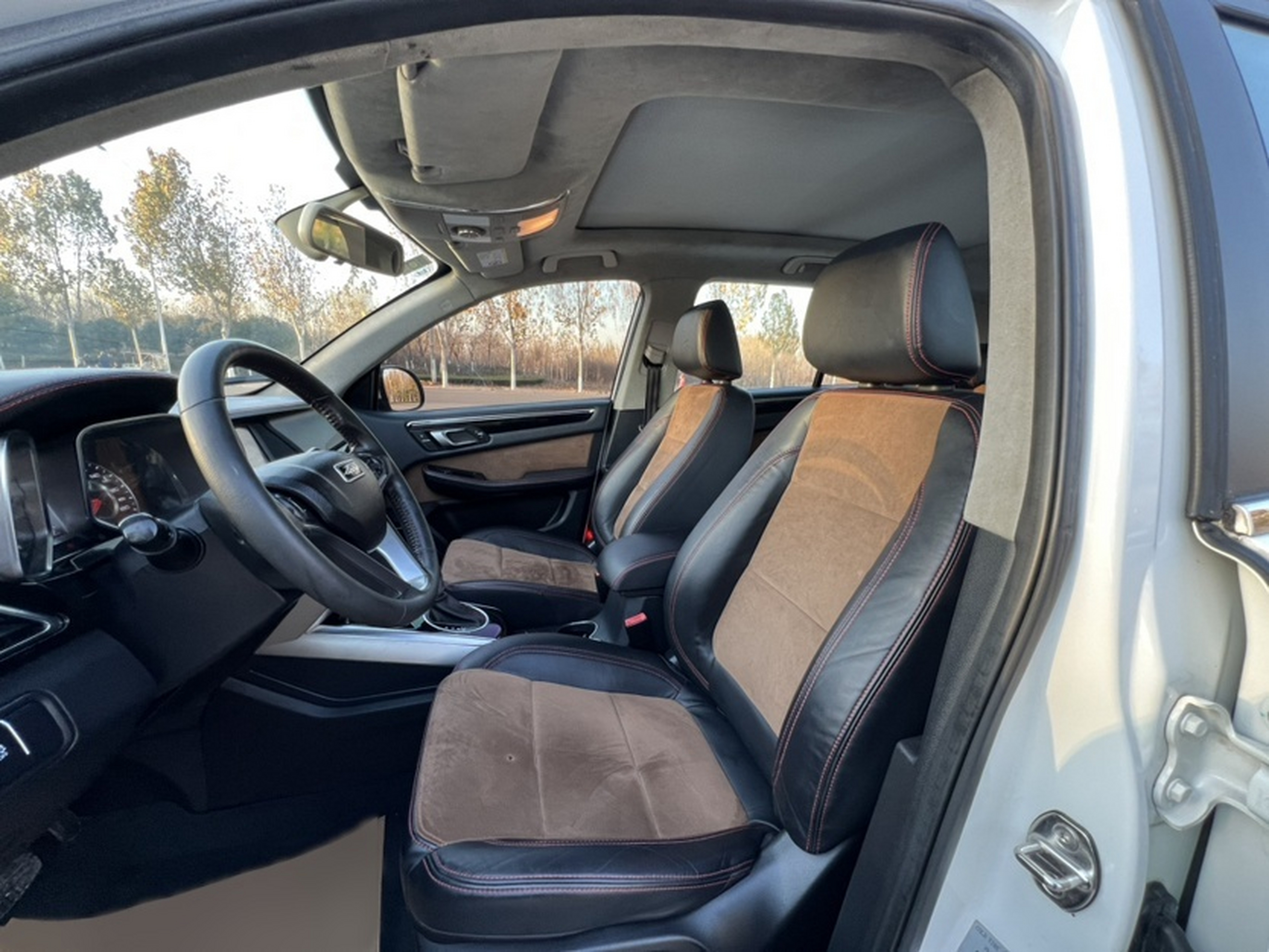 Переднее сиденье в автомобиле