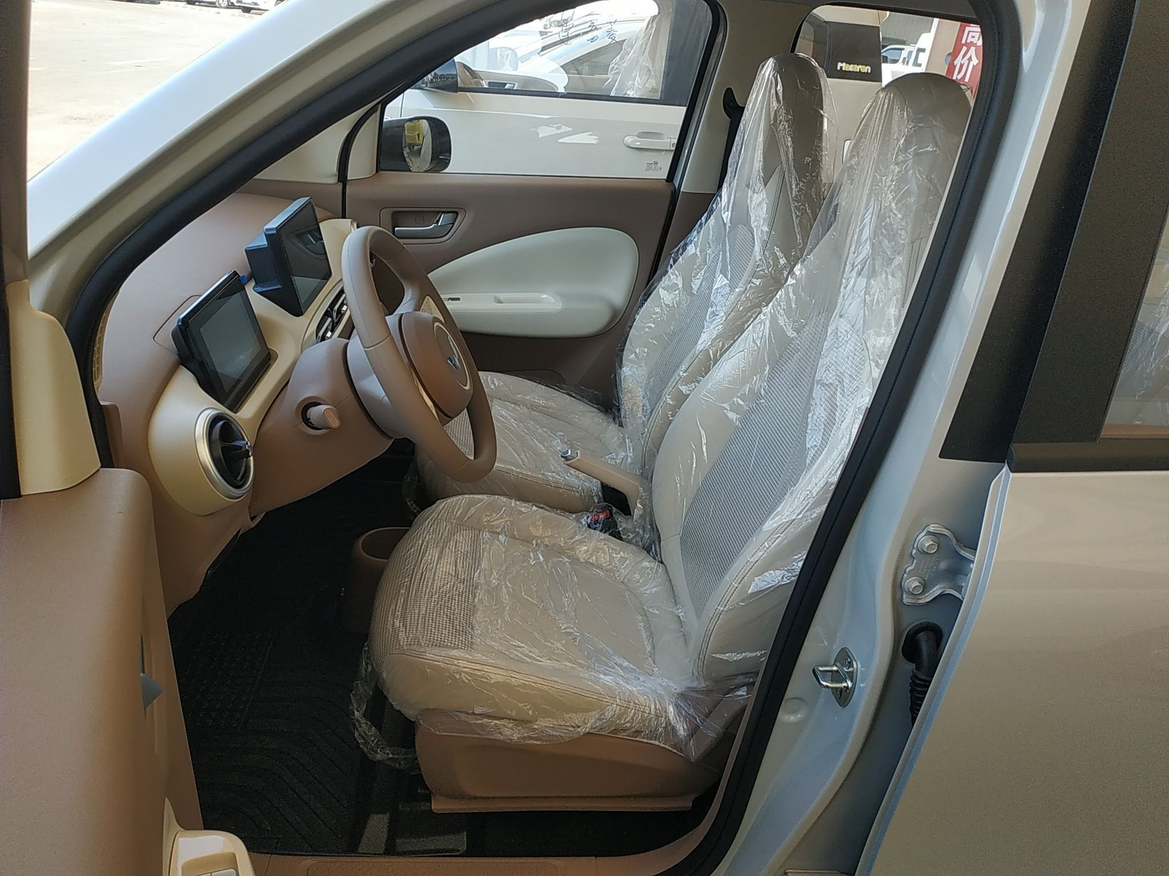 المقاعد الأمامية داخل السيارة