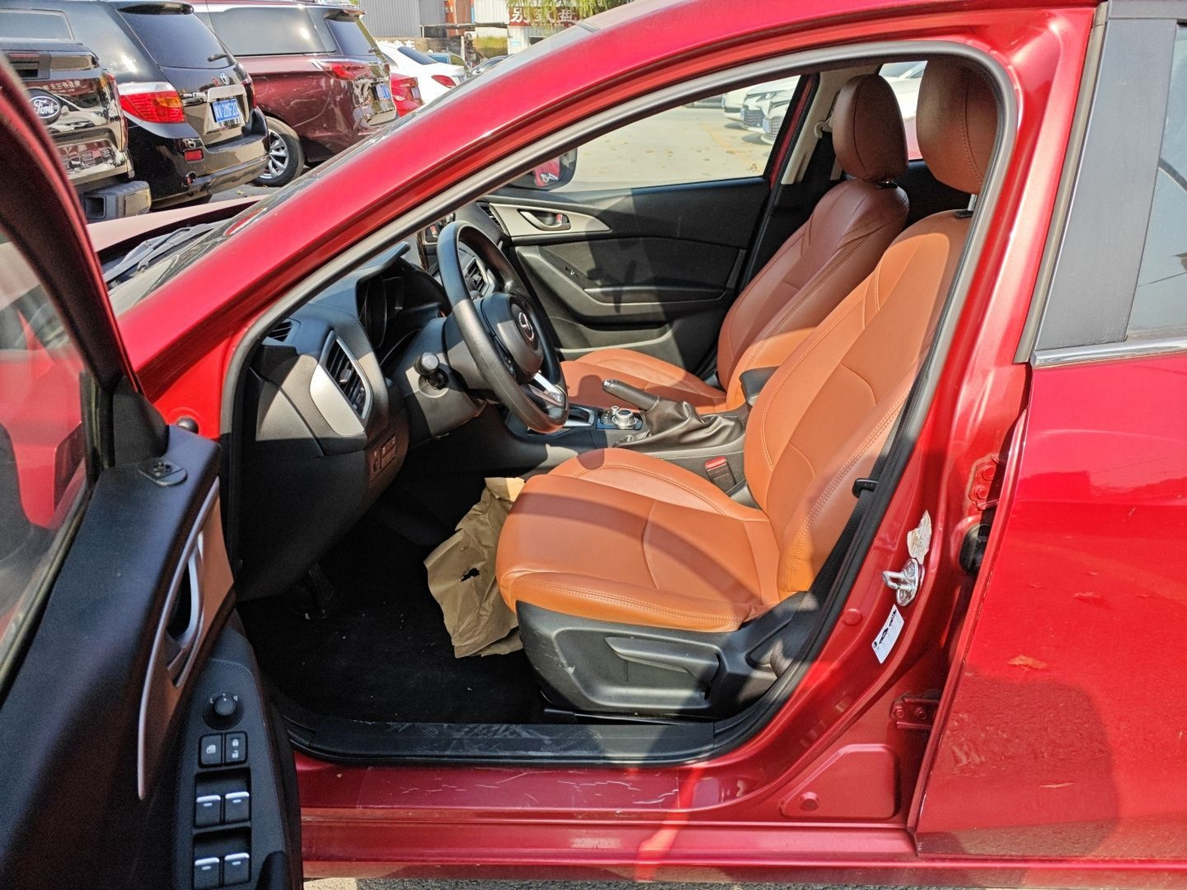 المقاعد الأمامية داخل السيارة