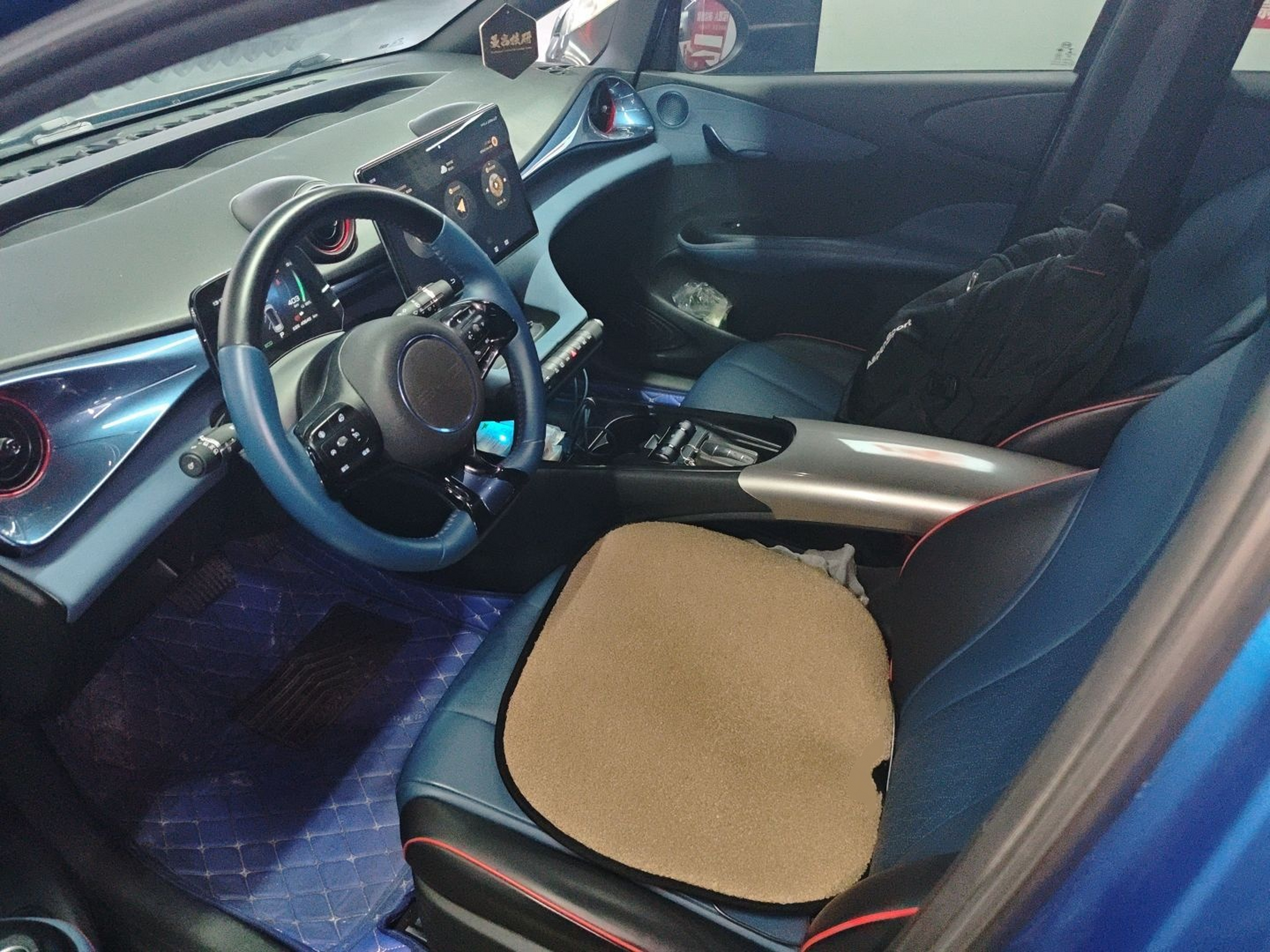 المقاعد الأمامية داخل السيارة