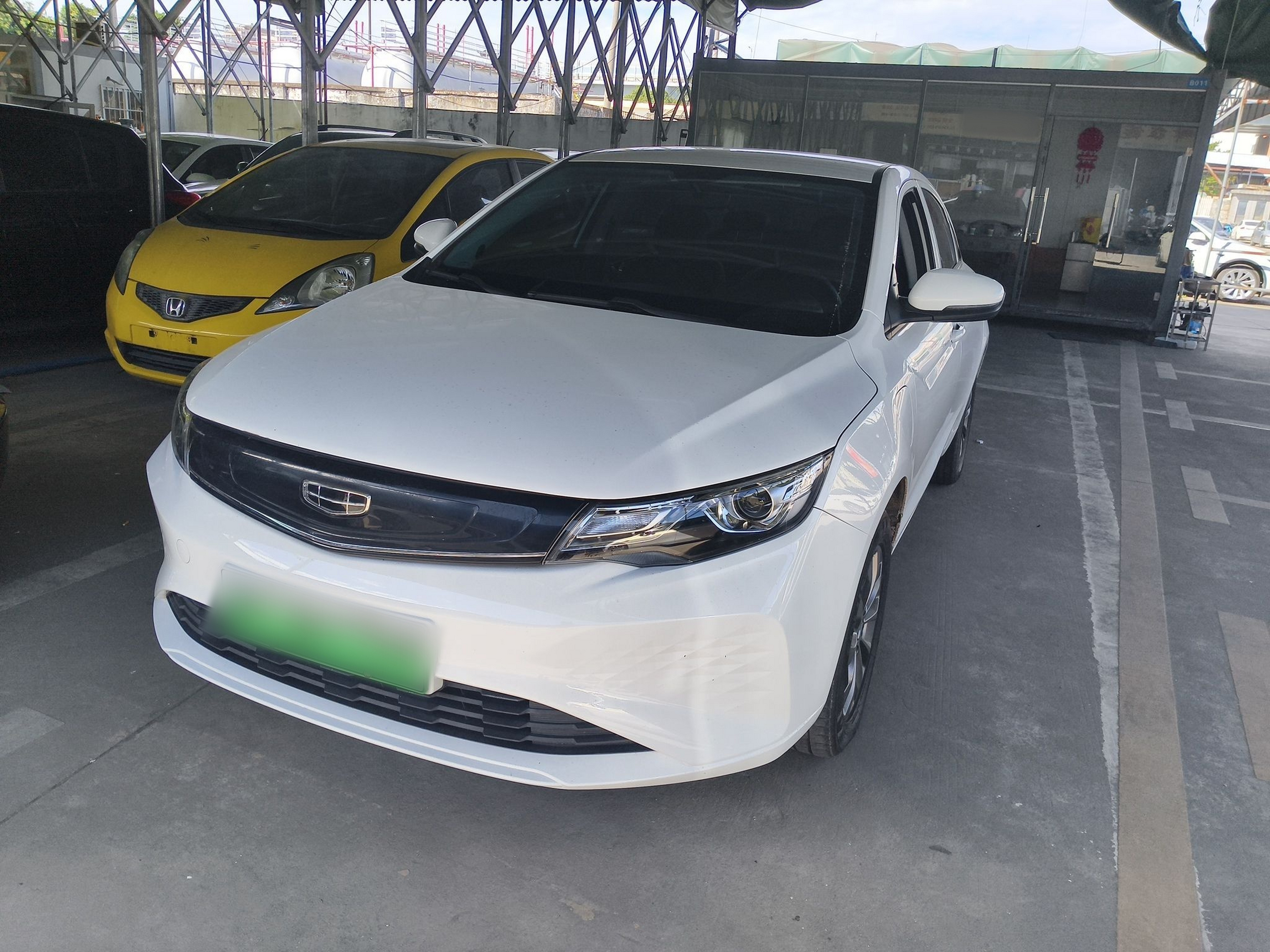 تحت مقدمة السيارة