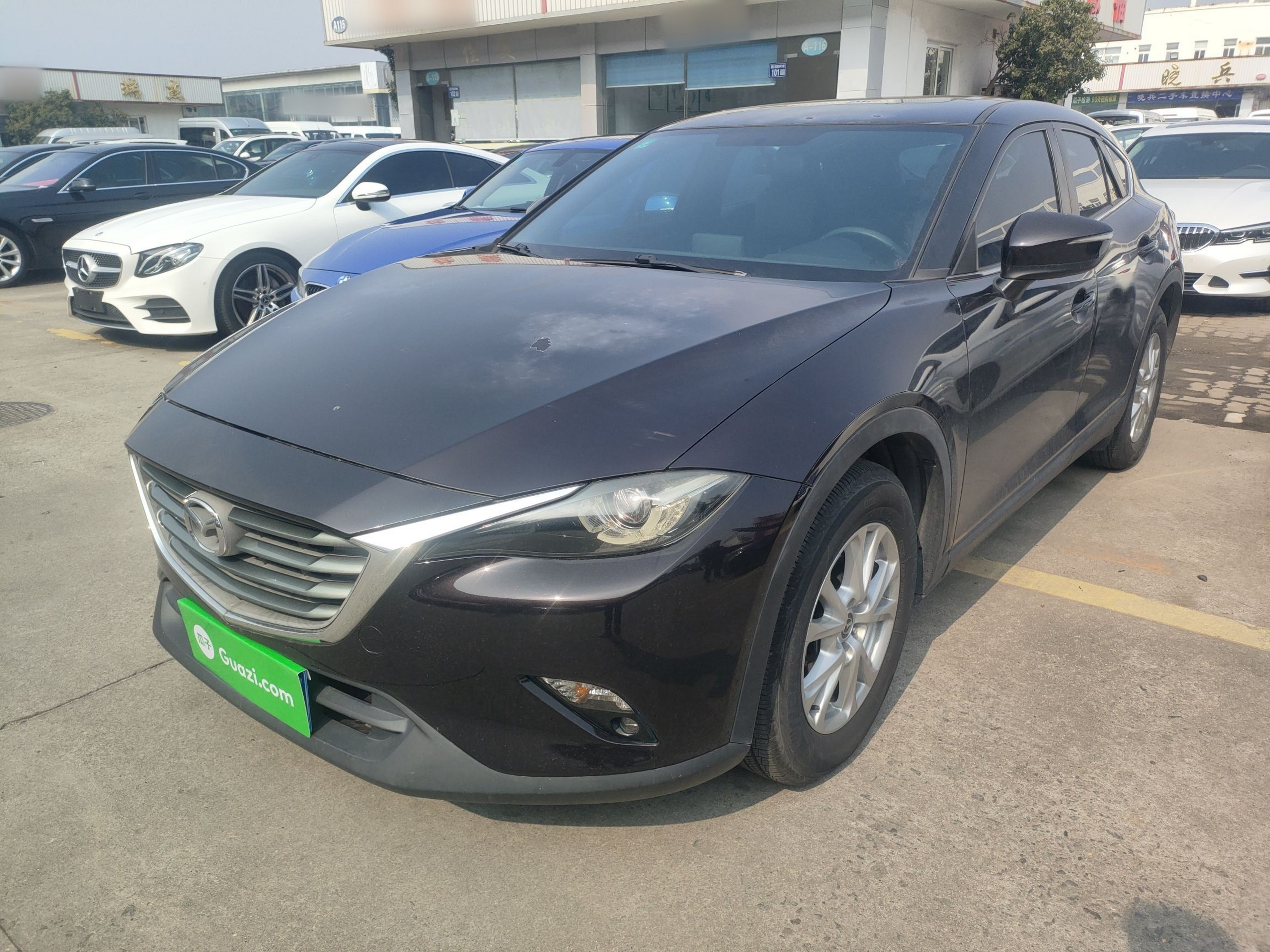 تحت مقدمة السيارة