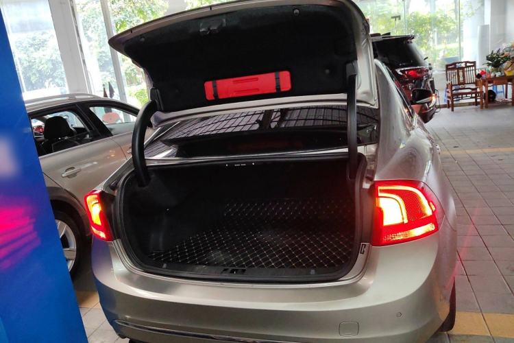 Used Volvo S60 2015 S60L 2.0T Zhiyuan Edition
