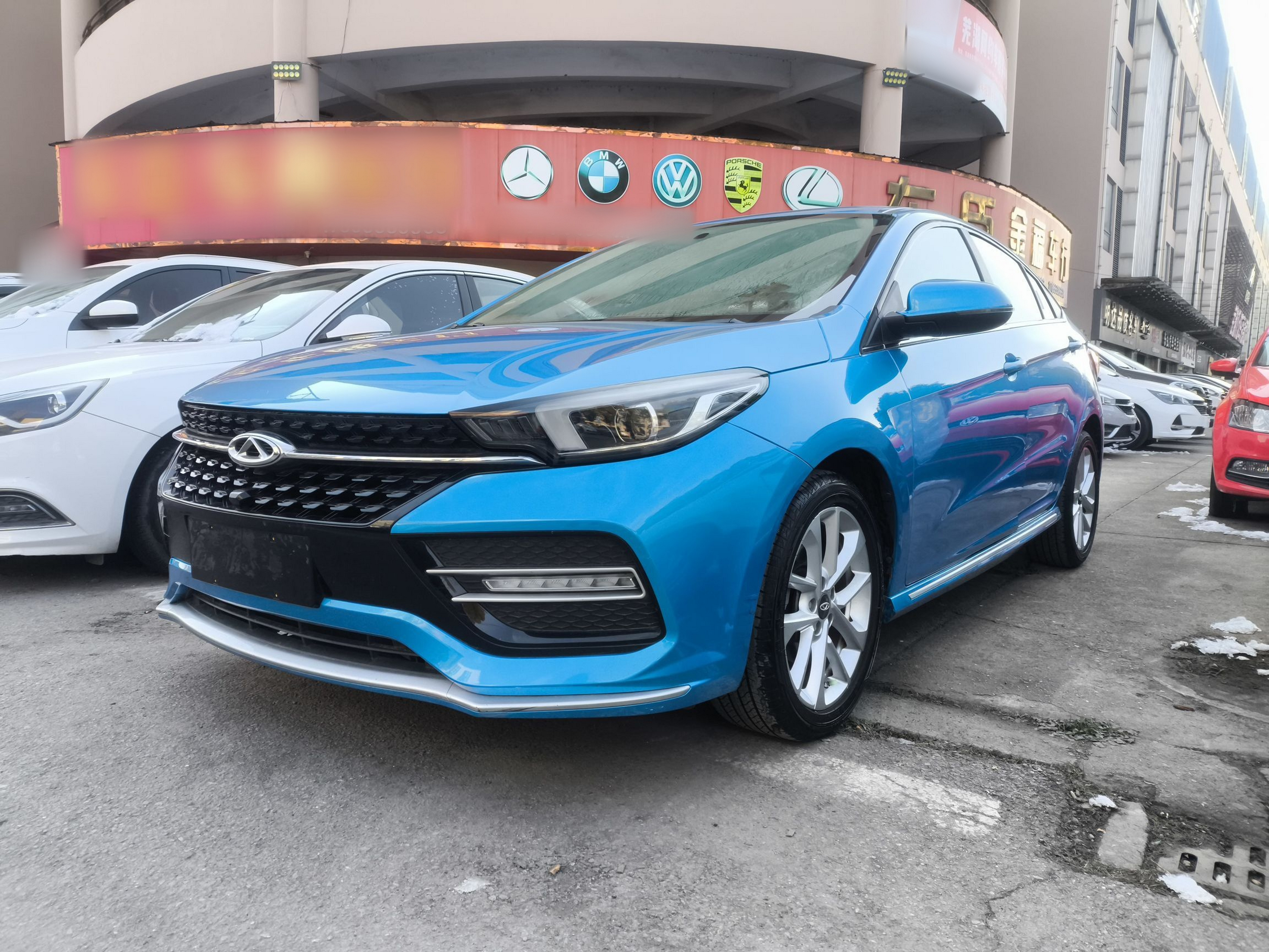 Под передней частью автомобиля