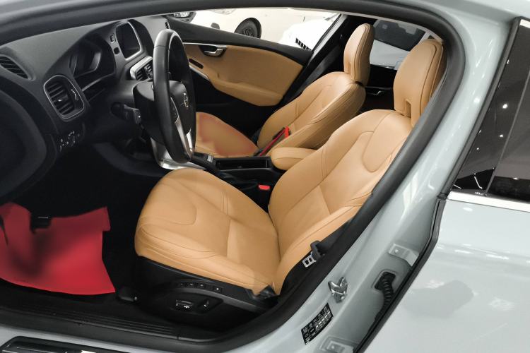 Used Volvo V40 2018 T4 Zhiya Edition
