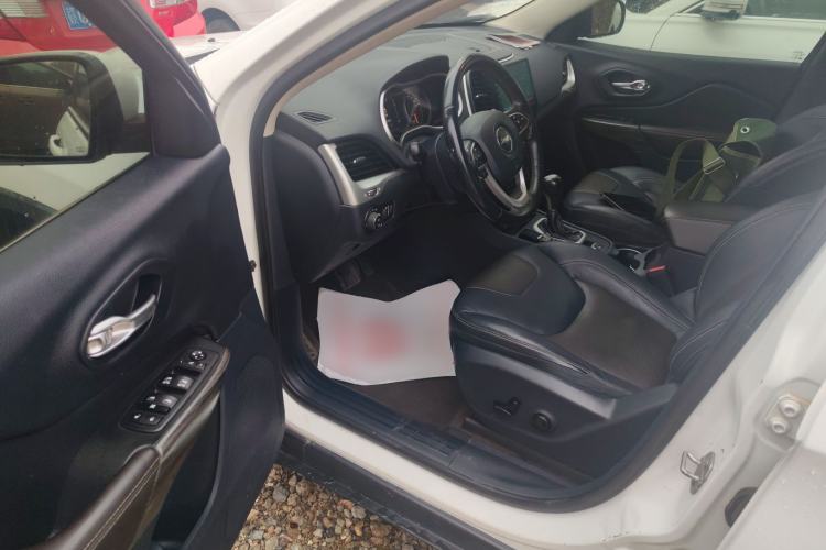 Used  Cherokee 2016 2.4L Leading Edition