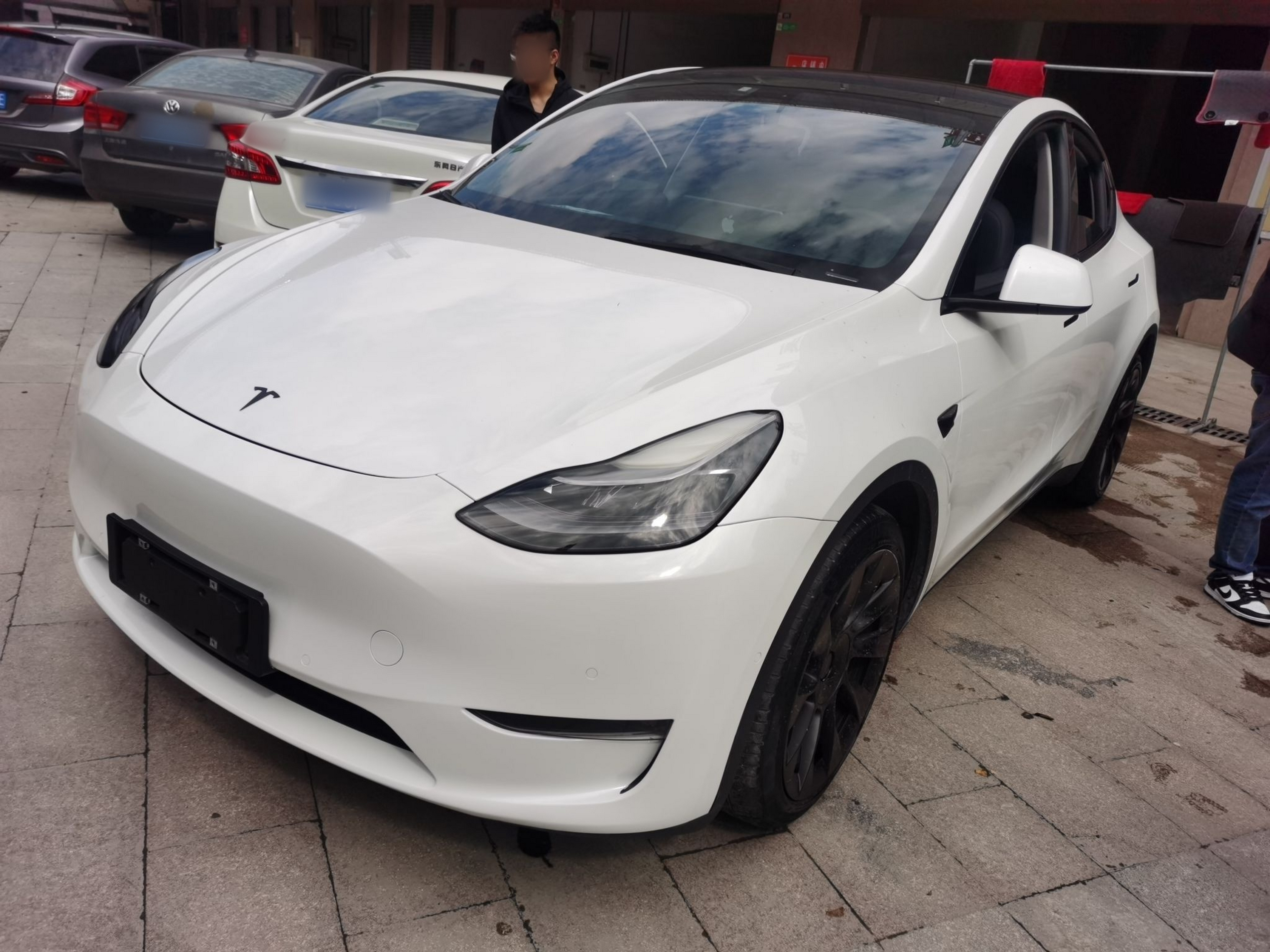 Под передней частью автомобиля