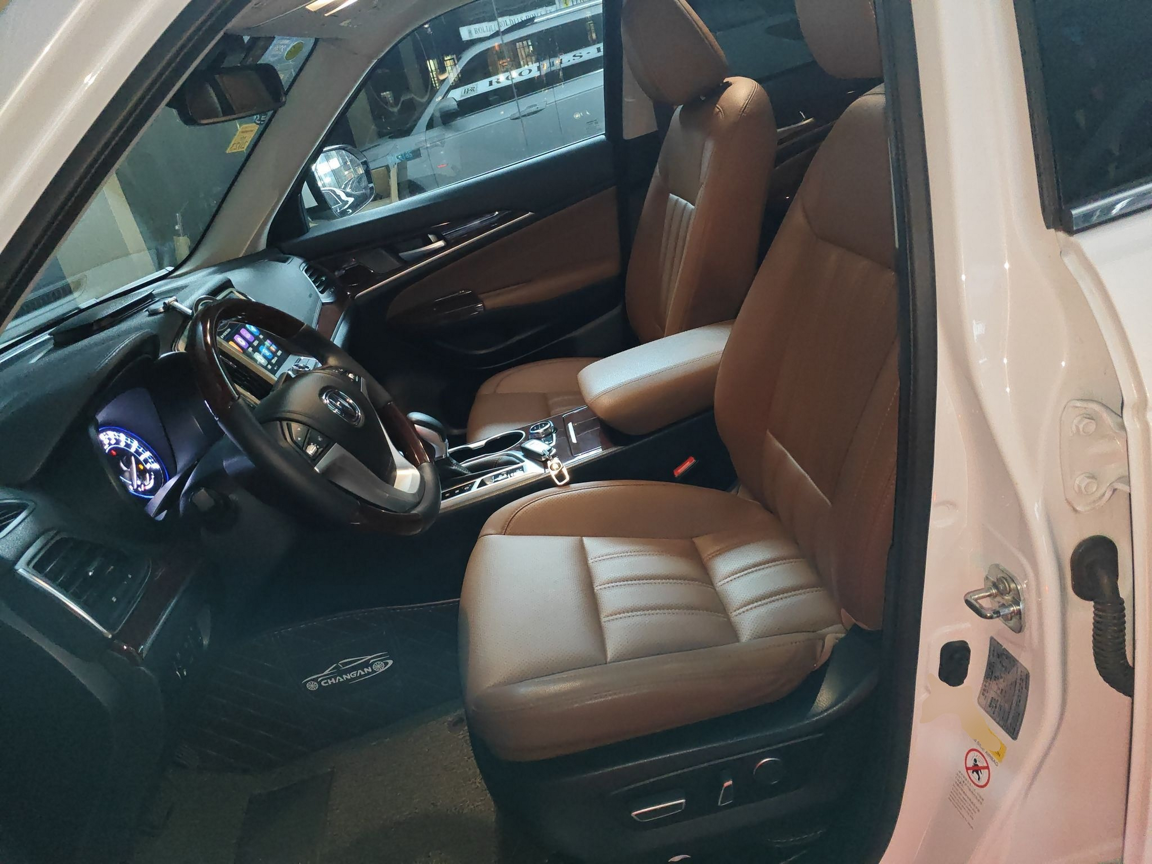 Переднее сиденье в автомобиле