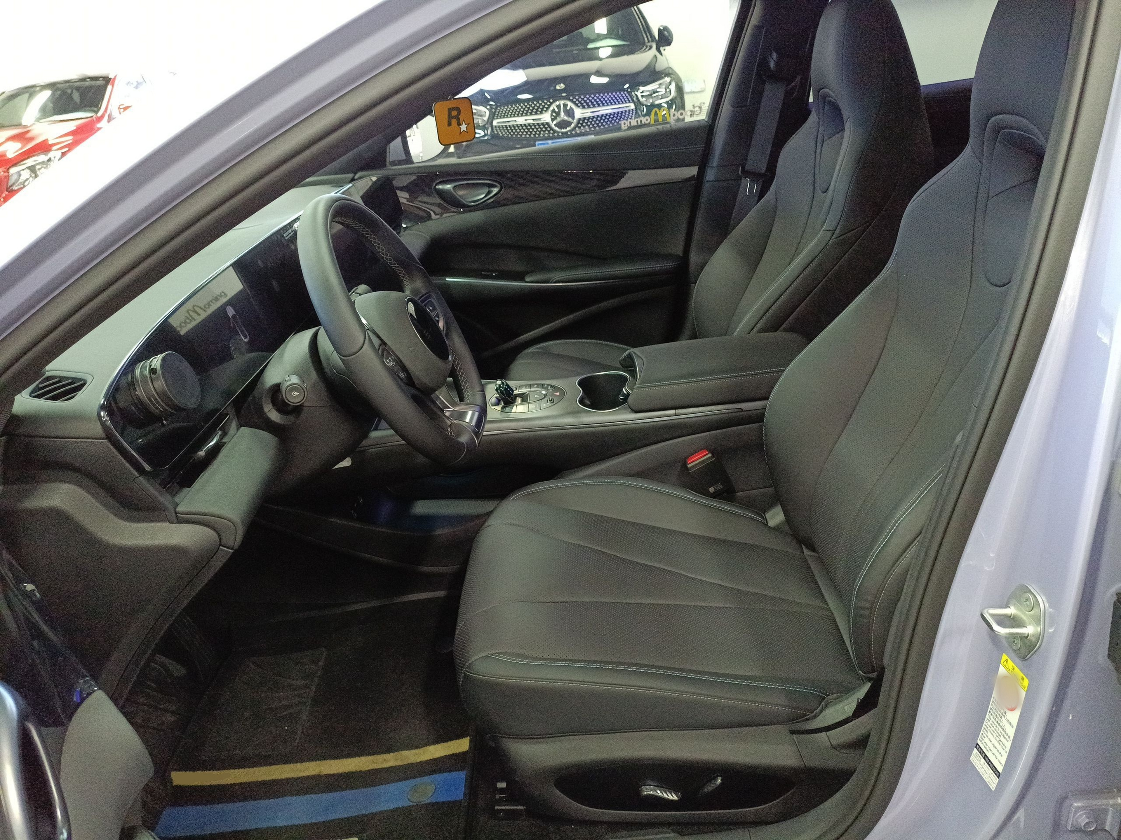 المقاعد الأمامية داخل السيارة