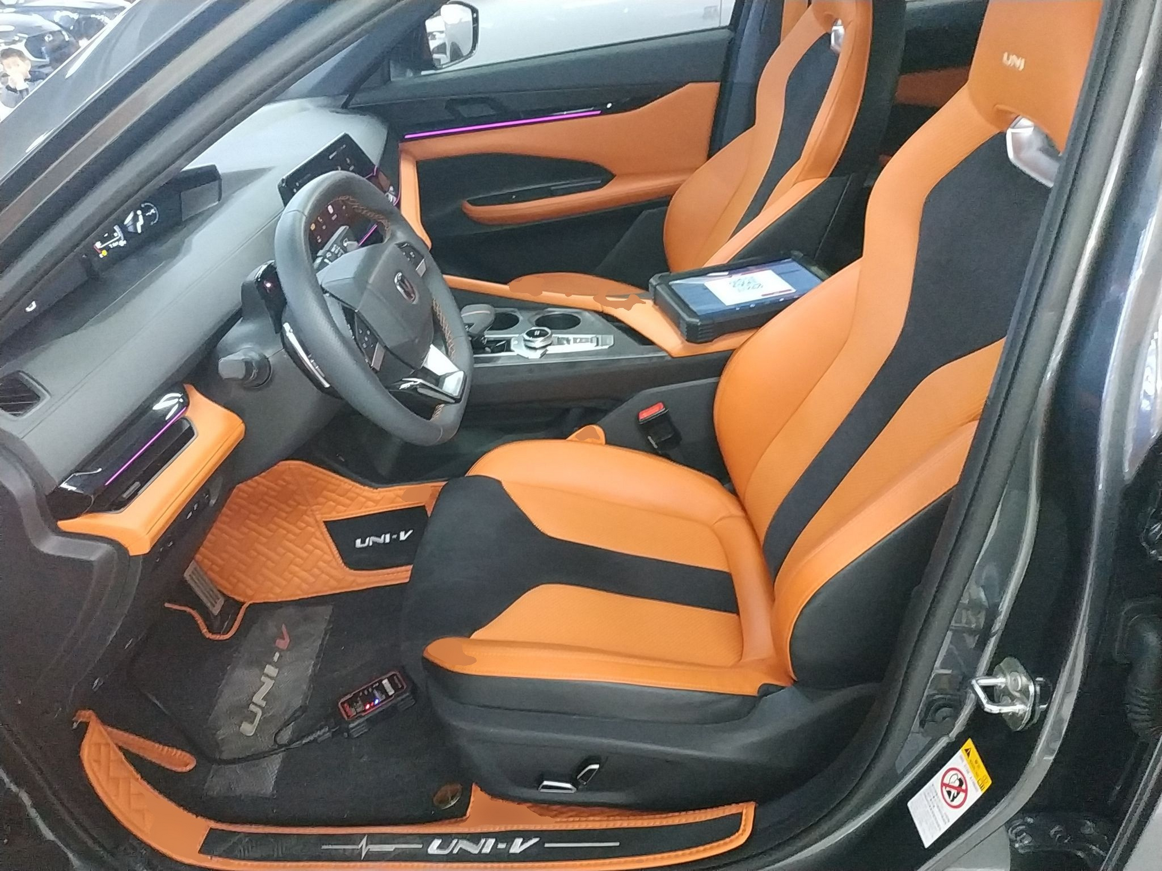 المقاعد الأمامية داخل السيارة