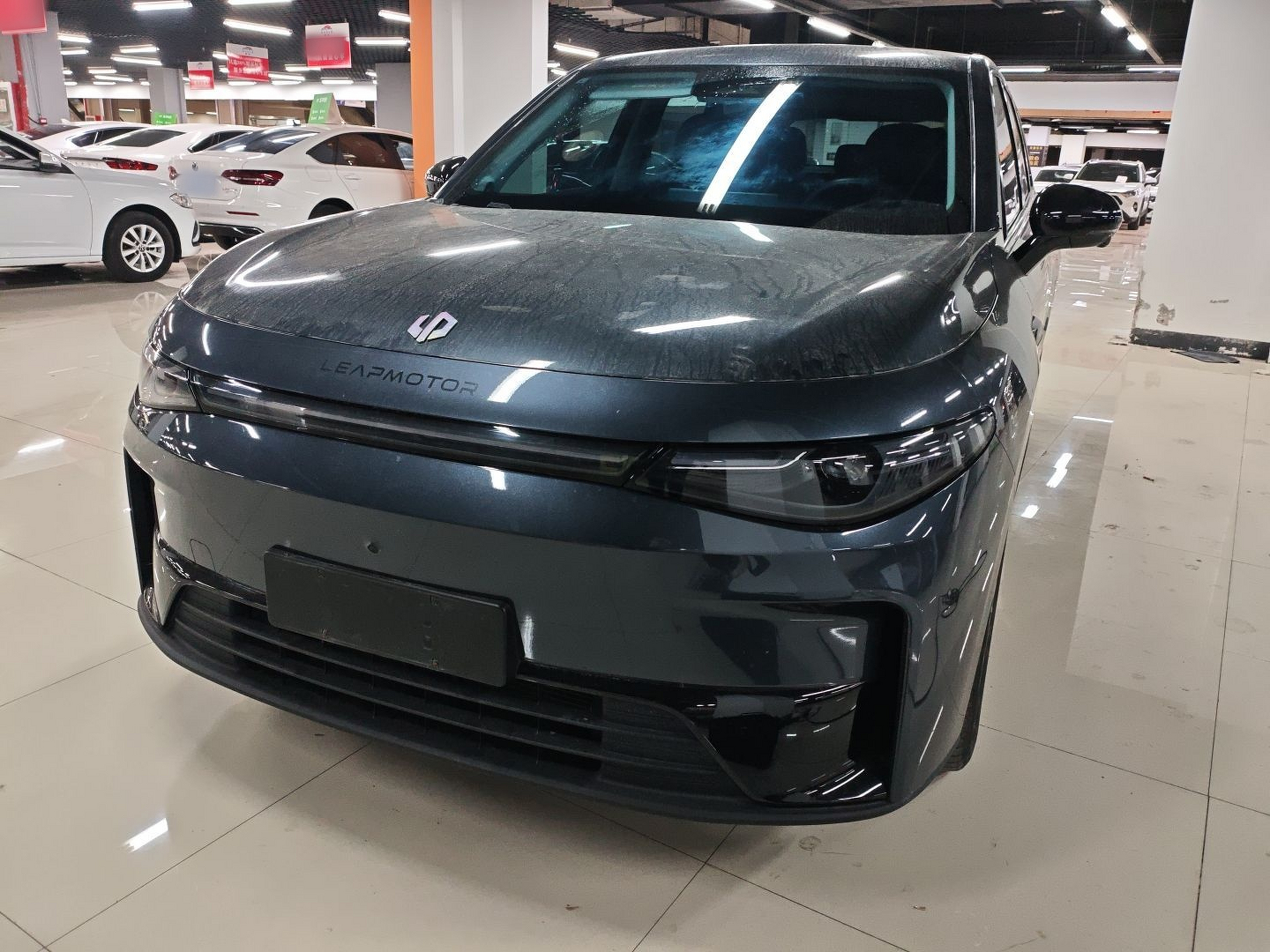 تحت مقدمة السيارة