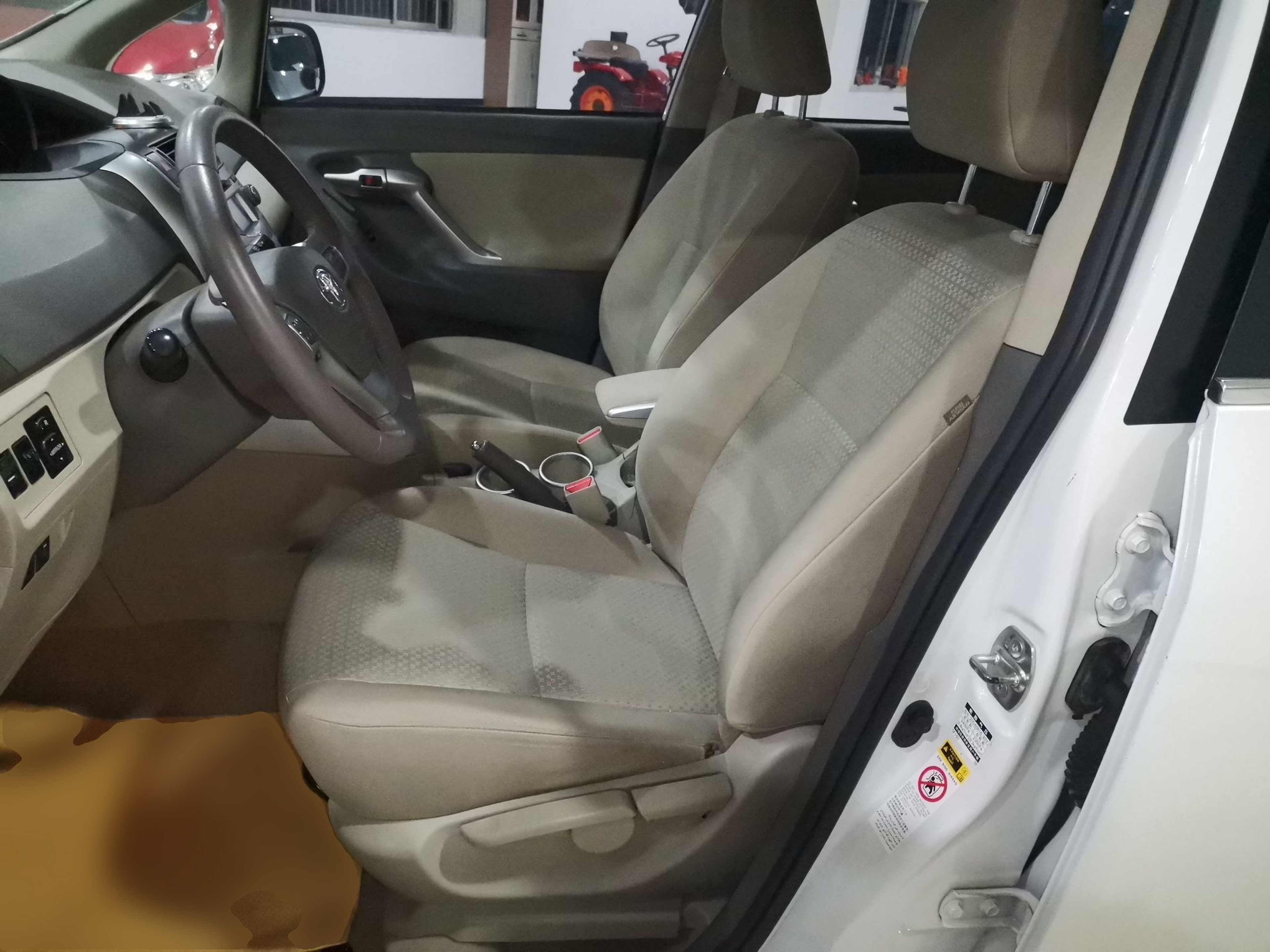 المقاعد الأمامية داخل السيارة