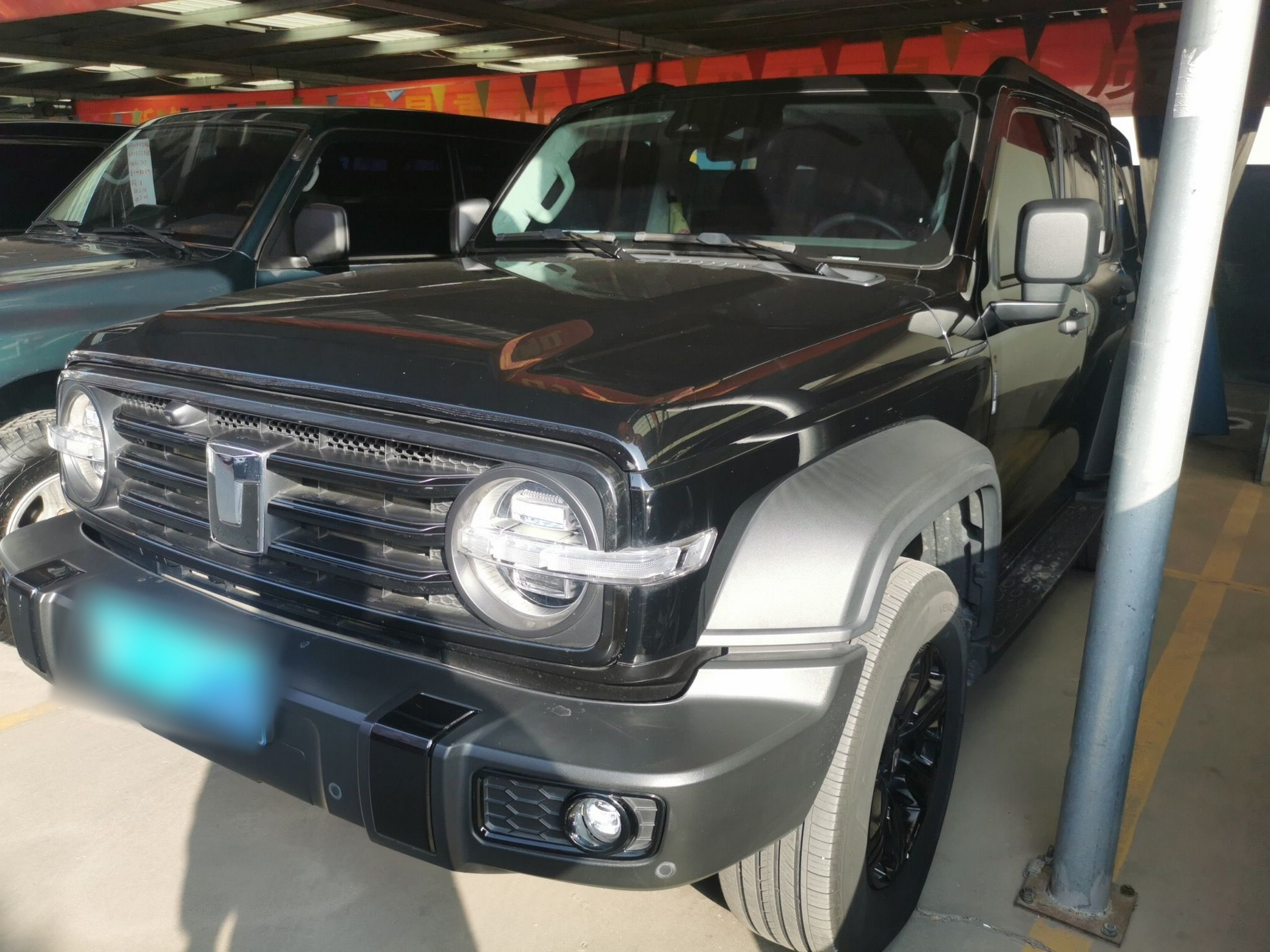 تحت مقدمة السيارة