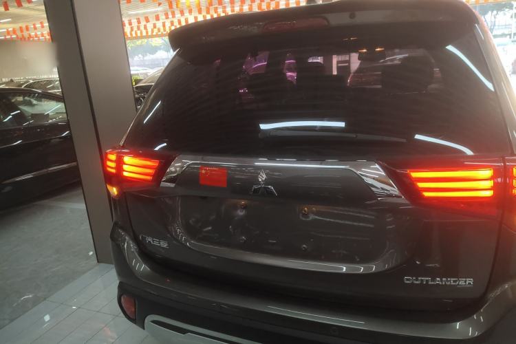 Used Mitsubishi Outlander 2019 2.4L Two-Wheel Drive ZhiXing Version 5 Seats China V Emission Standard