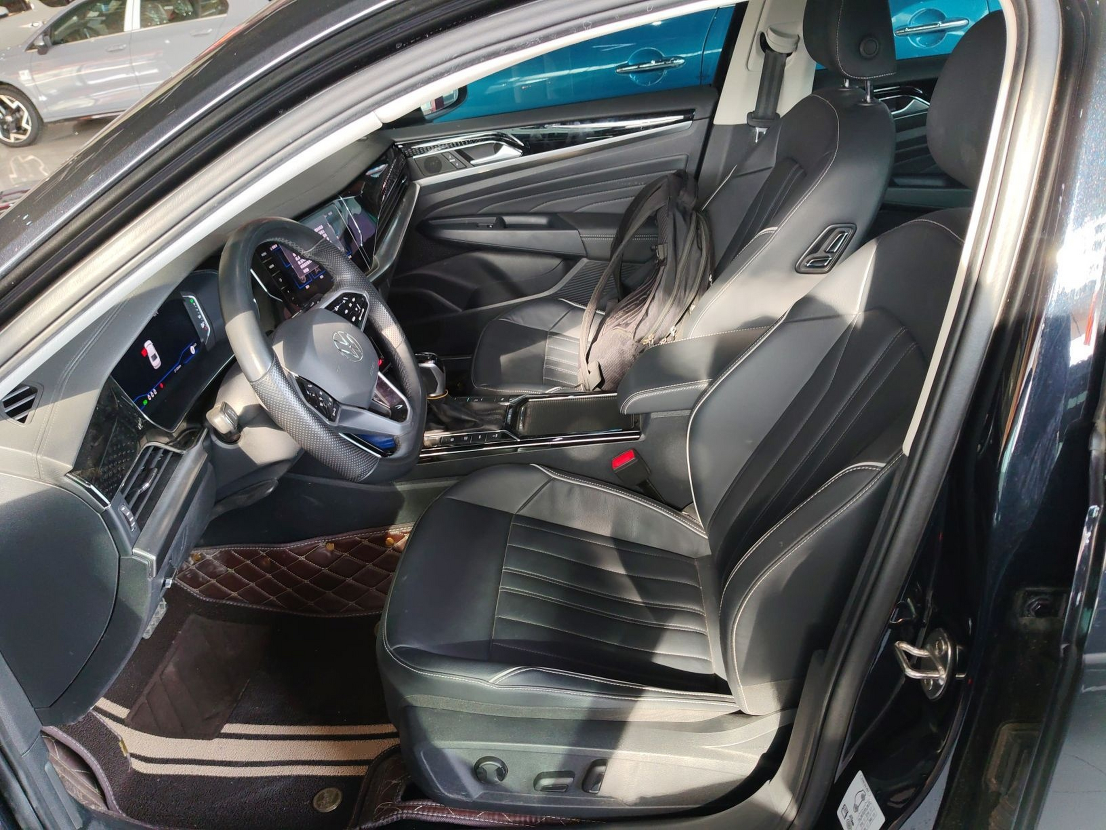 Переднее сиденье в автомобиле