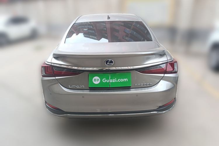 Used Lexus ES 2020 300h Deluxe Edition
