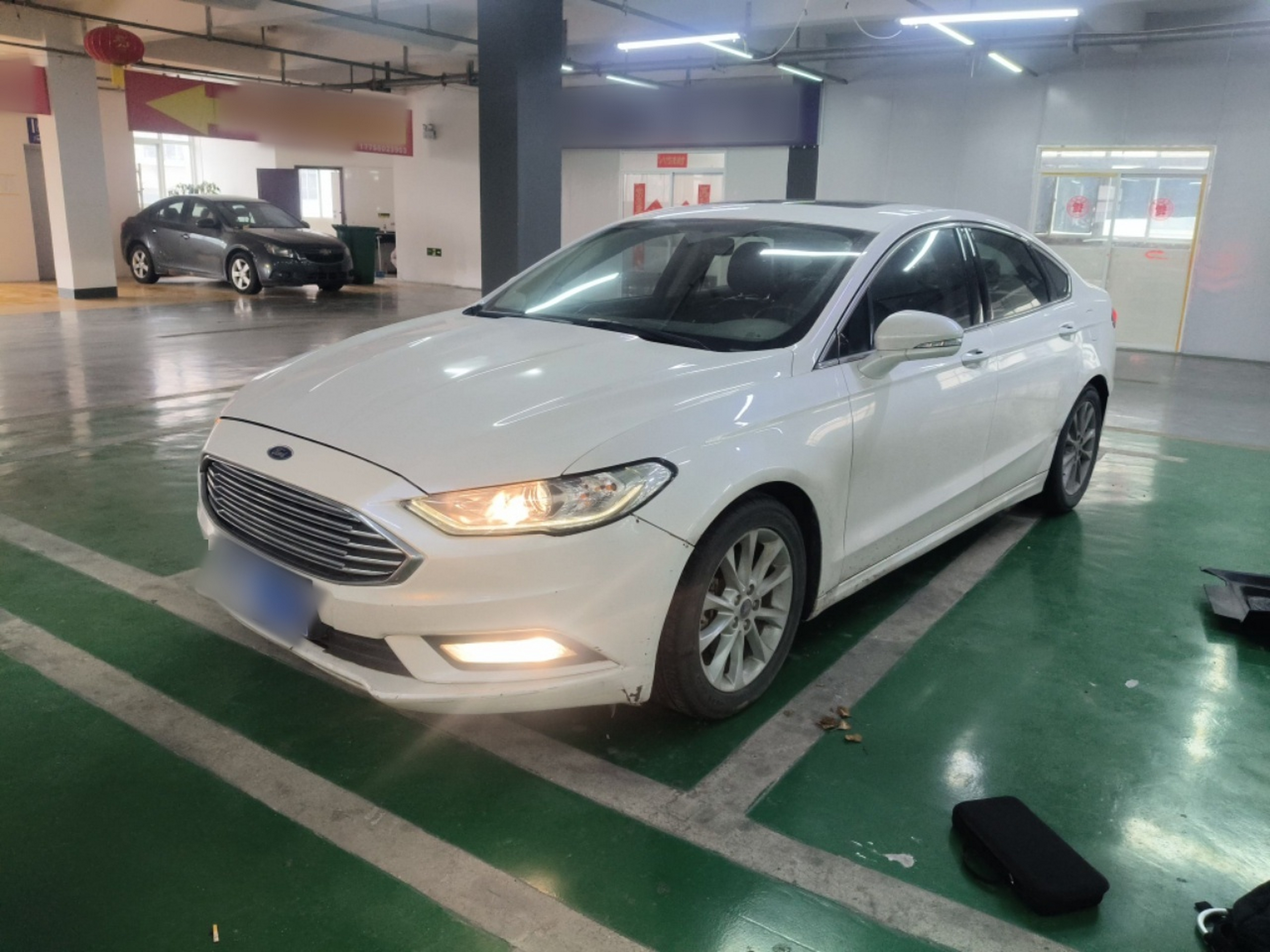 تحت مقدمة السيارة