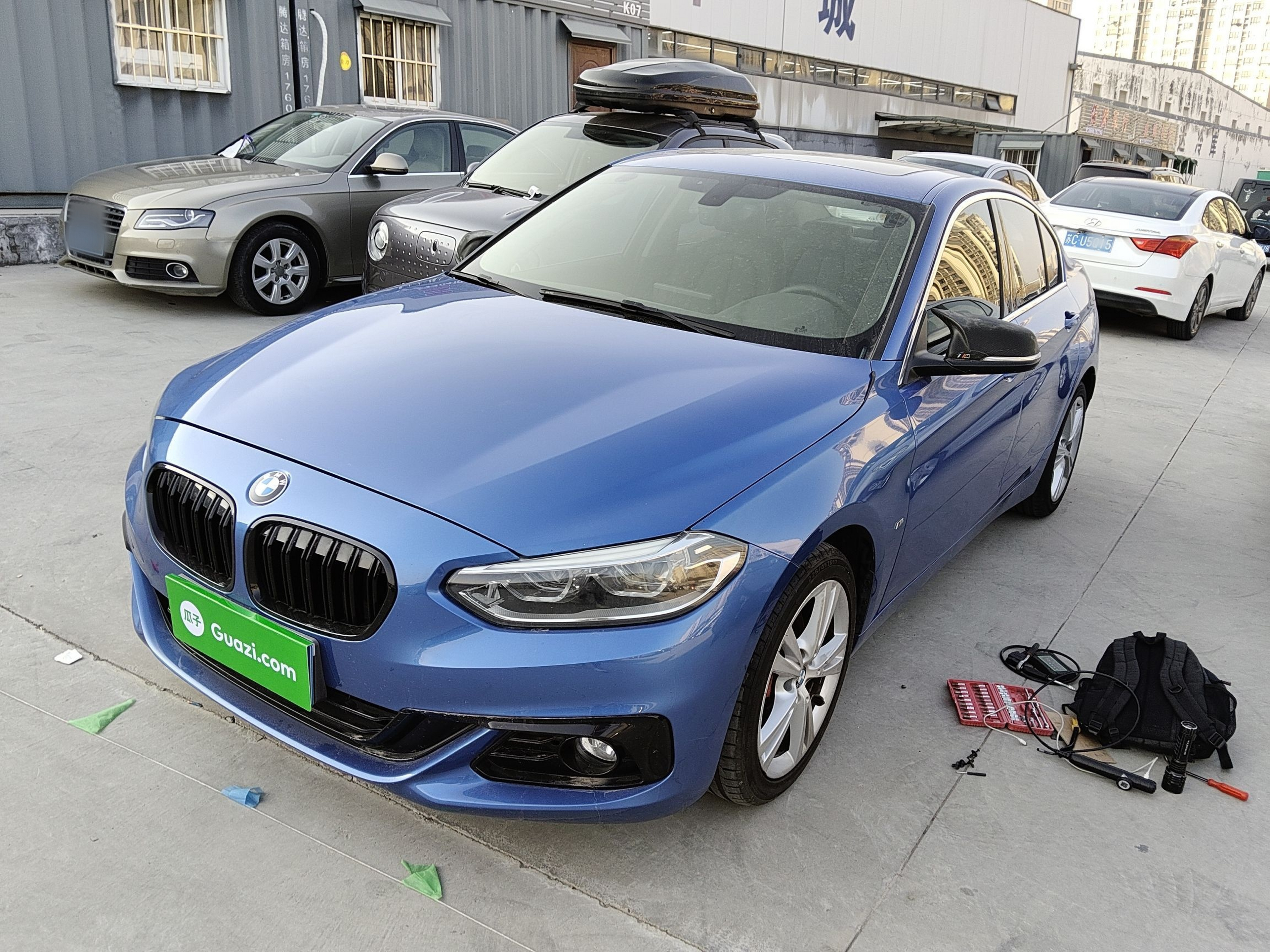 تحت مقدمة السيارة