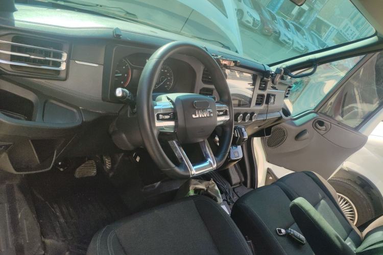 Used JMC Fushun 2023 2.0T Automatic Mid-Range High-Roof Commercial Multi-Purpose 7-Seater Passenger Vehicle
